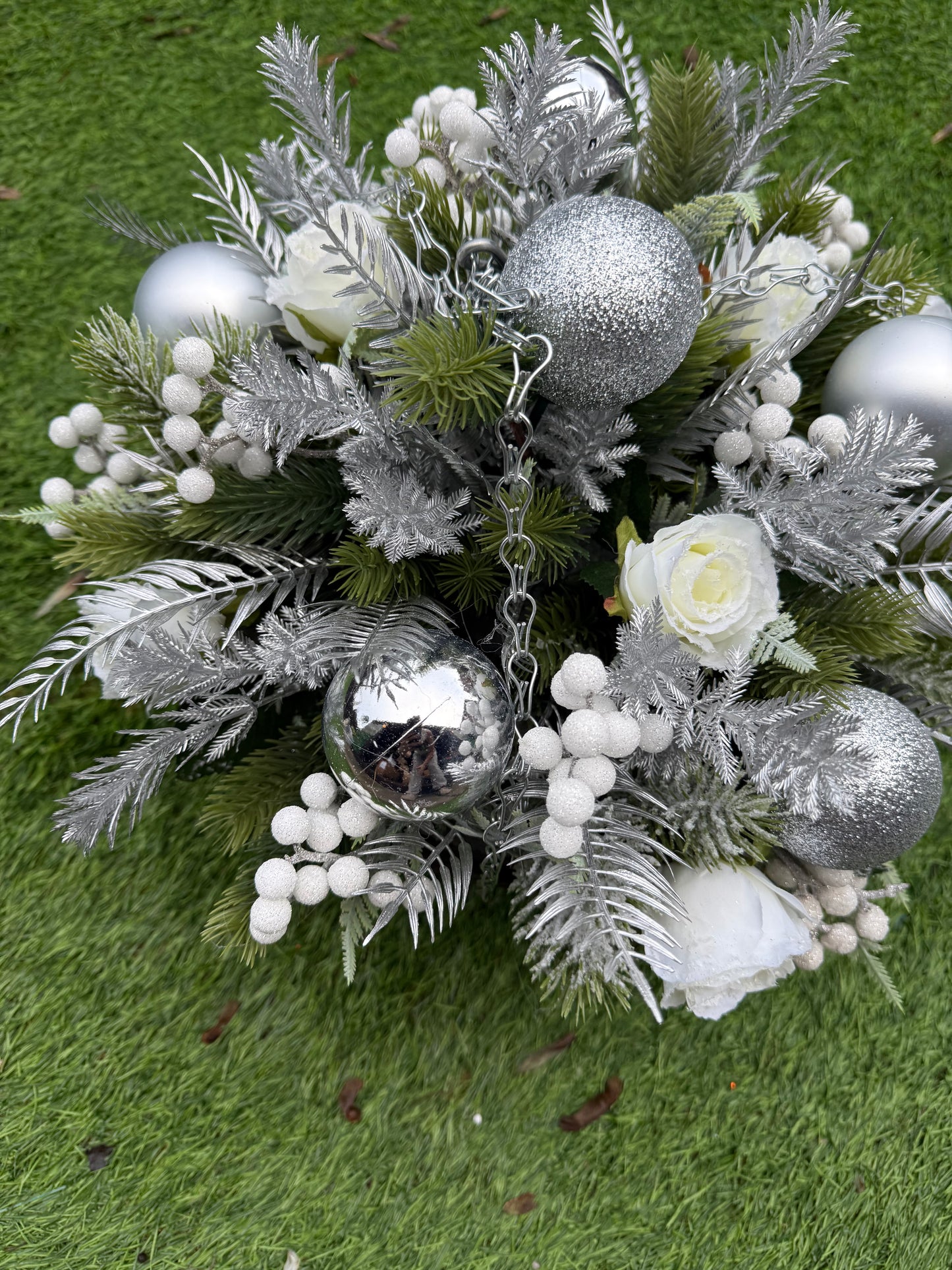 DESPATCH WITHIN 7 DAYS - 12inch ROUND WHITE SILVER WINTER TRADITIONAL CHRISTMAS HANGING BASKET