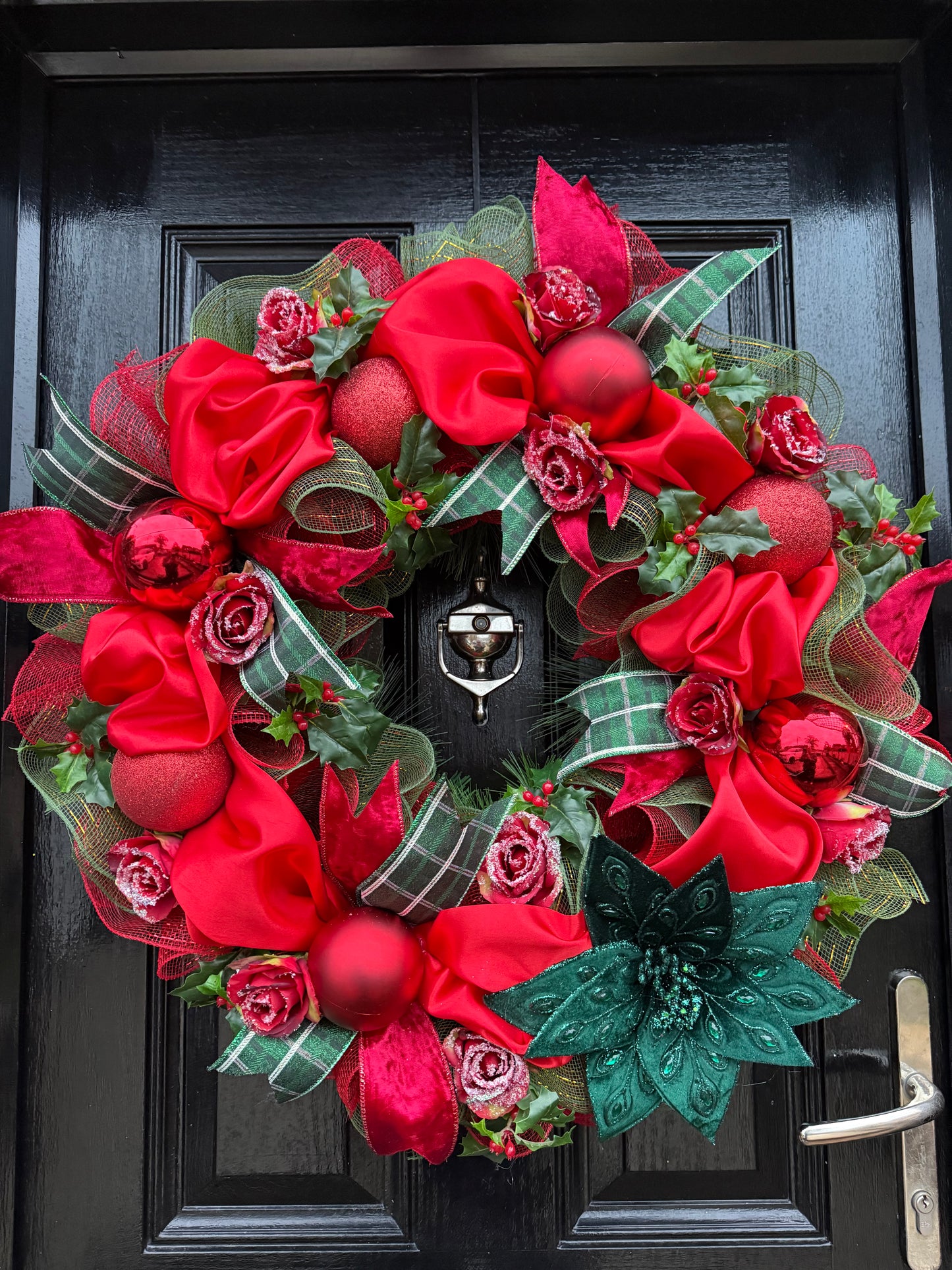 65cm DELUXE WINTER RED GREEN TRADITIONAL SATIN MIX BAUBLE WREATH