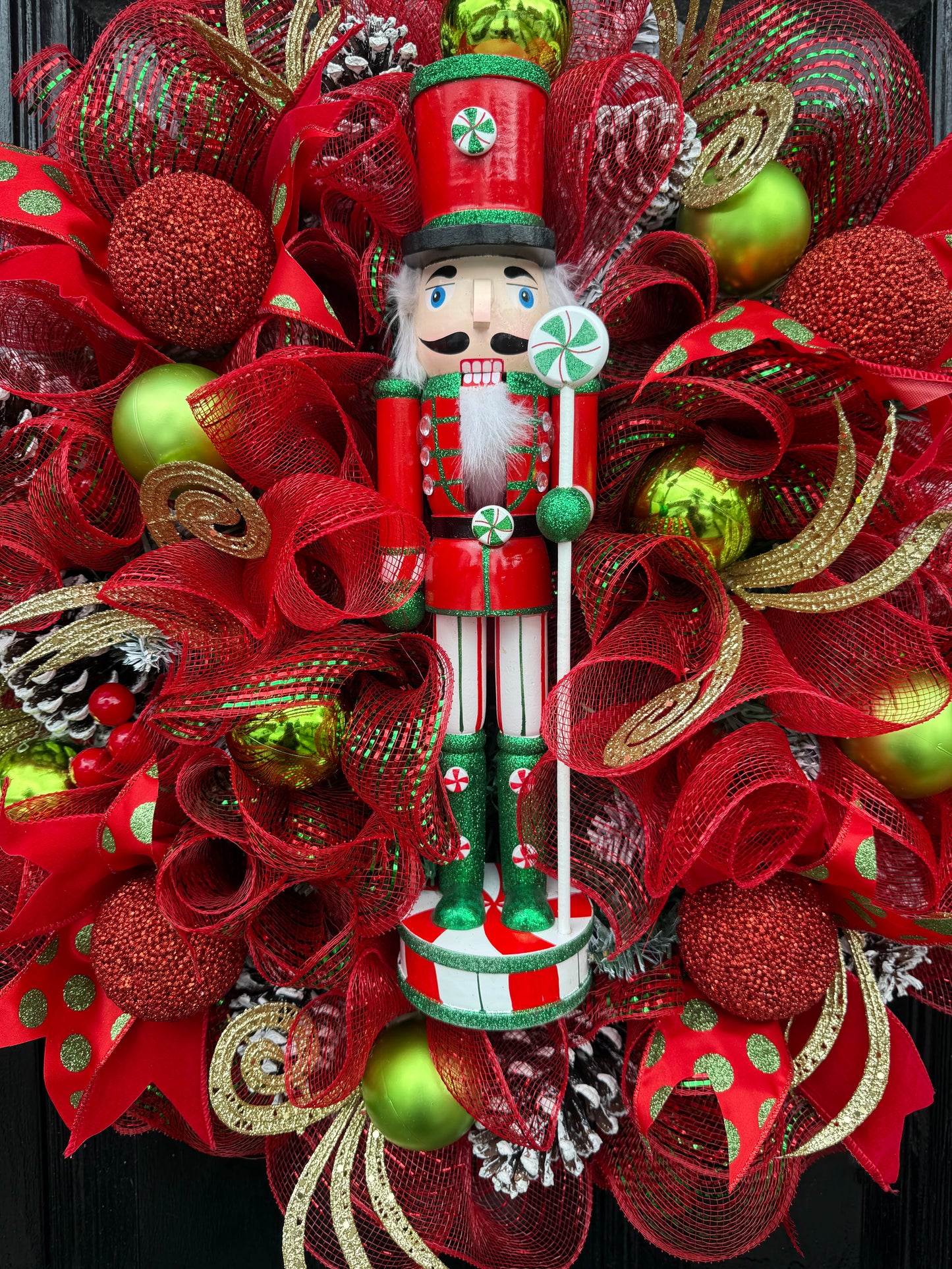 65cm SUPER DELUXE NUTCRACKER RED/GREEN/ GOLD BAUBLE FULL WREATH
