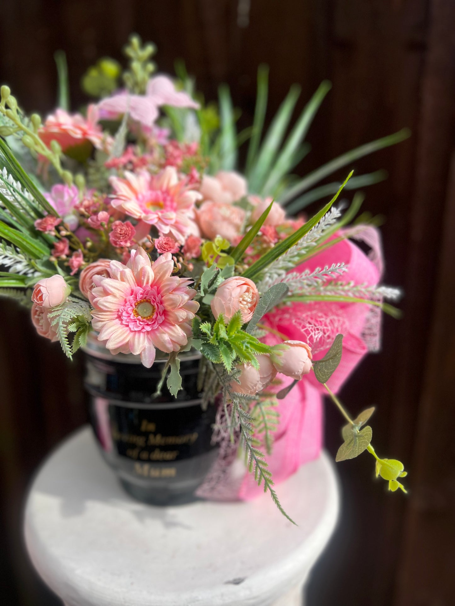 DELUXE METAL LARGE IN LOVING MEMORY MUM GRAVE POT PINKS