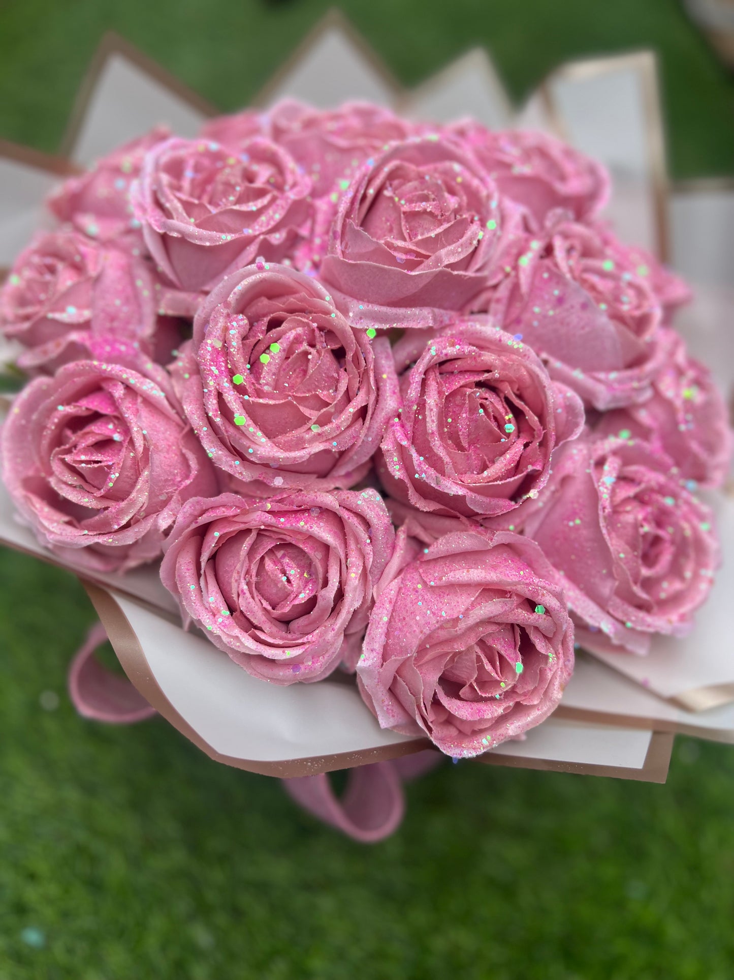 LARGE MOTHERS DAY HAT BOX ARTIFICIAL GLITTER ROSES - APPROX 18 ROSES ** PRE ORDER DESPATCH DATE END FEB**
