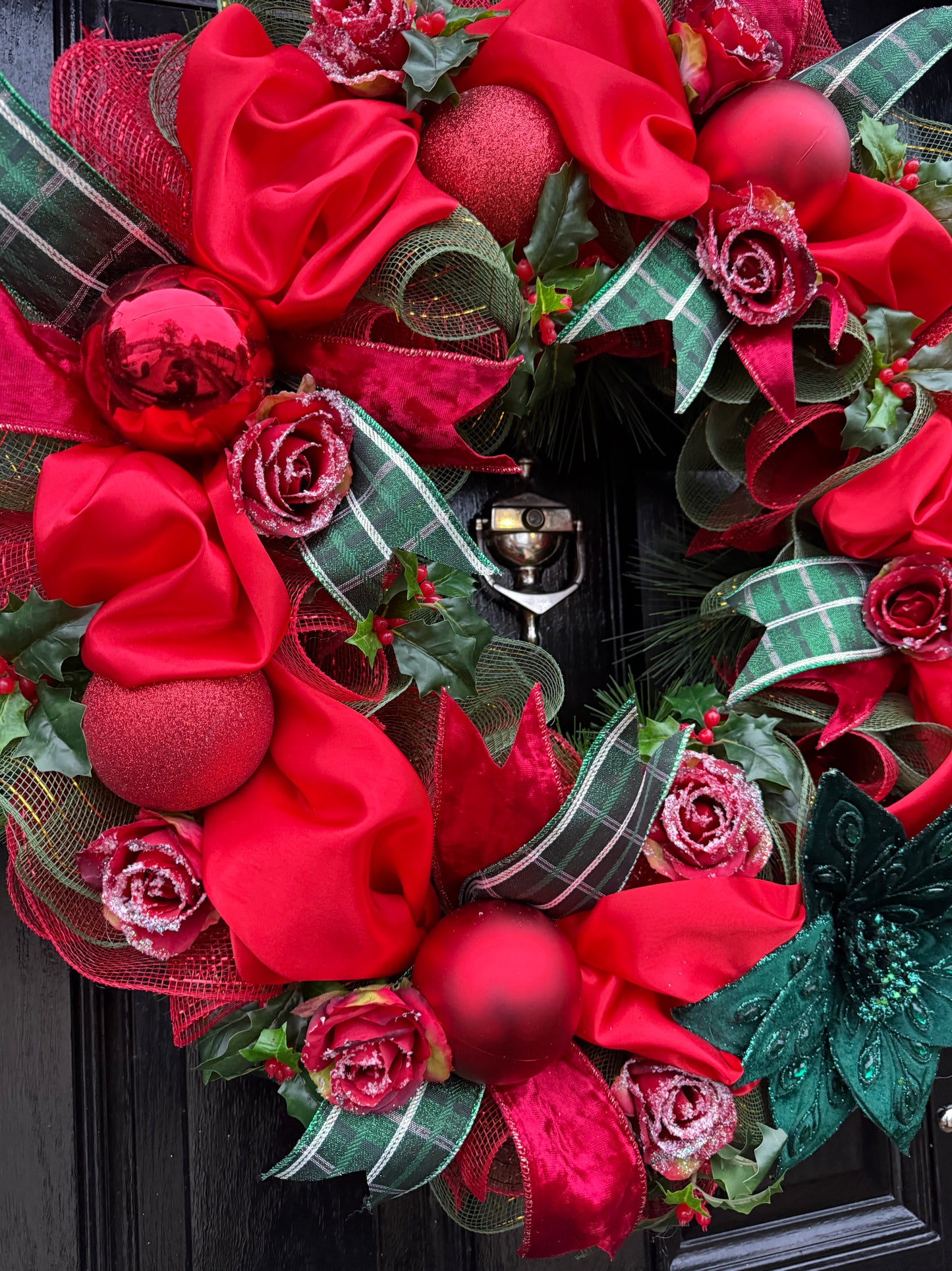 65cm DELUXE WINTER RED GREEN TRADITIONAL SATIN MIX BAUBLE WREATH