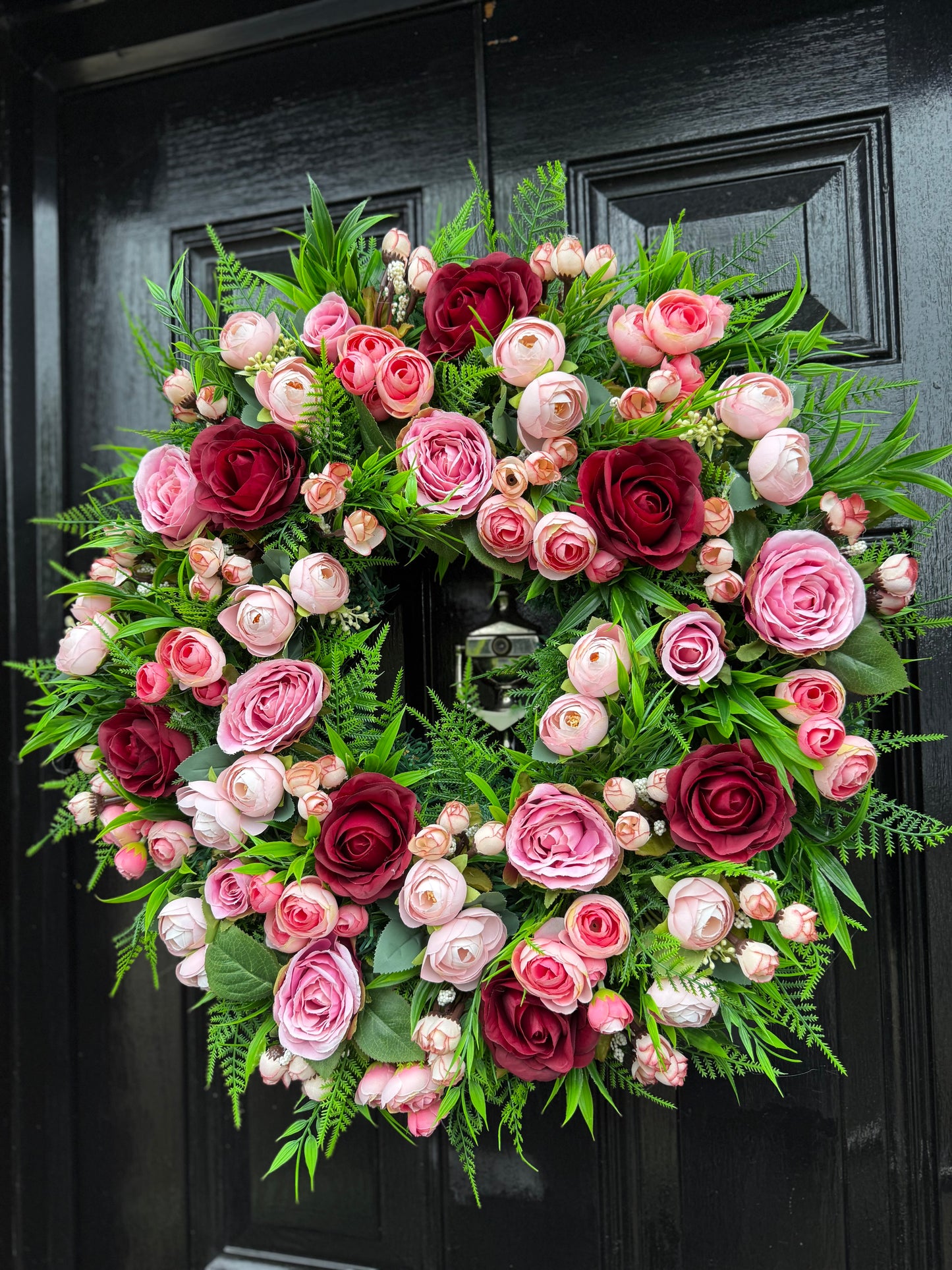 60cm DELUXE THICK FOLIAGE AND MIXED MIXED PINK / BURGUNDY RANUNCULUS ROSE WREATH