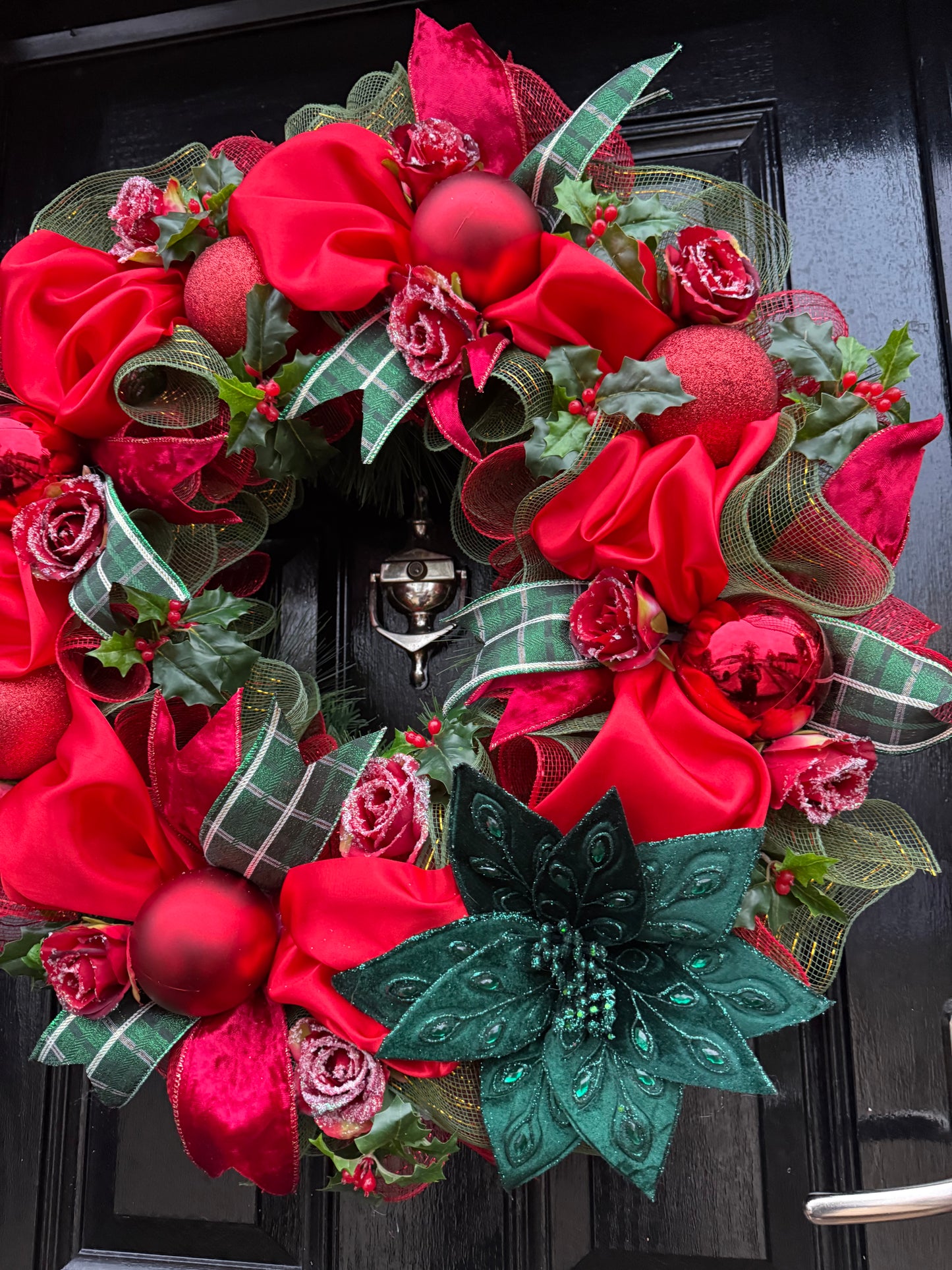 65cm DELUXE WINTER RED GREEN TRADITIONAL SATIN MIX BAUBLE WREATH