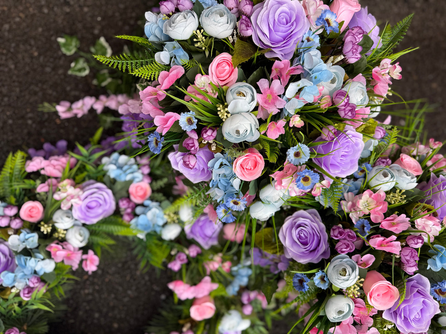 DEAL OF OF THE WEEK 2 XL DELUXE HANGING BASKETS & MATCHING XL DELUXE WREATH - PASTEL MIX