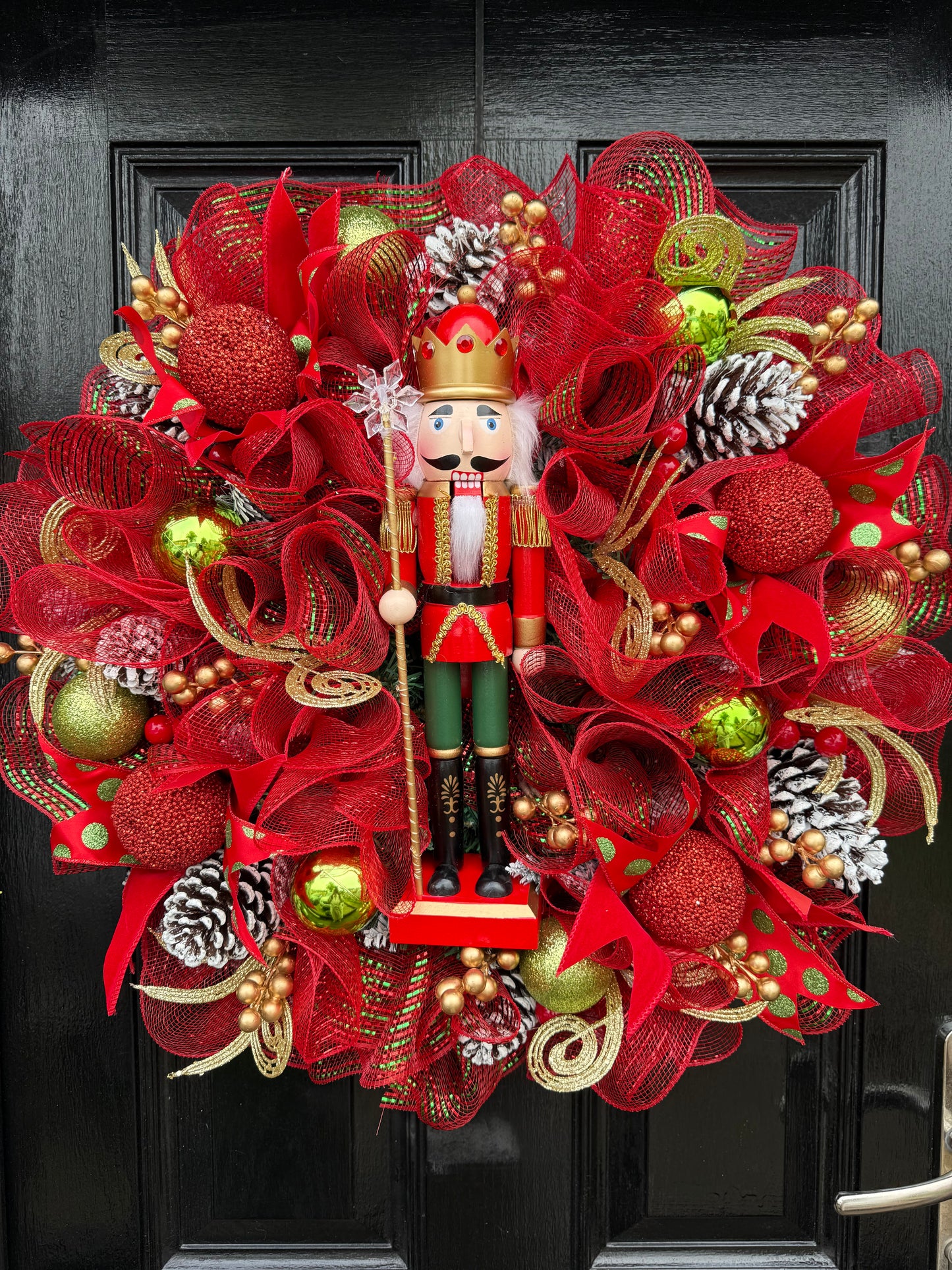 65cm SUPER DELUXE NUTCRACKER RED/GREEN/ GOLD BAUBLE FULL WREATH