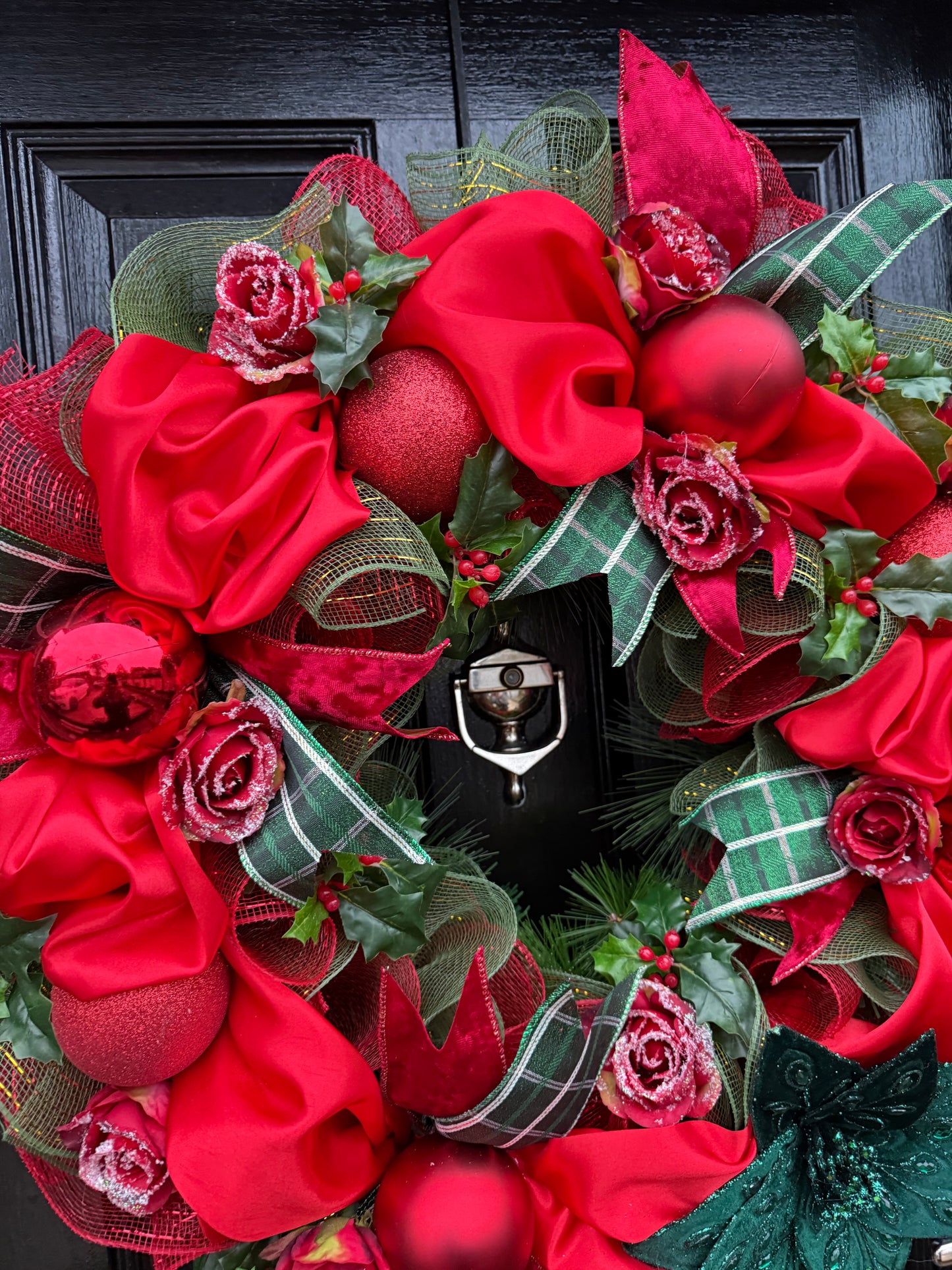 65cm DELUXE WINTER RED GREEN TRADITIONAL SATIN MIX BAUBLE WREATH
