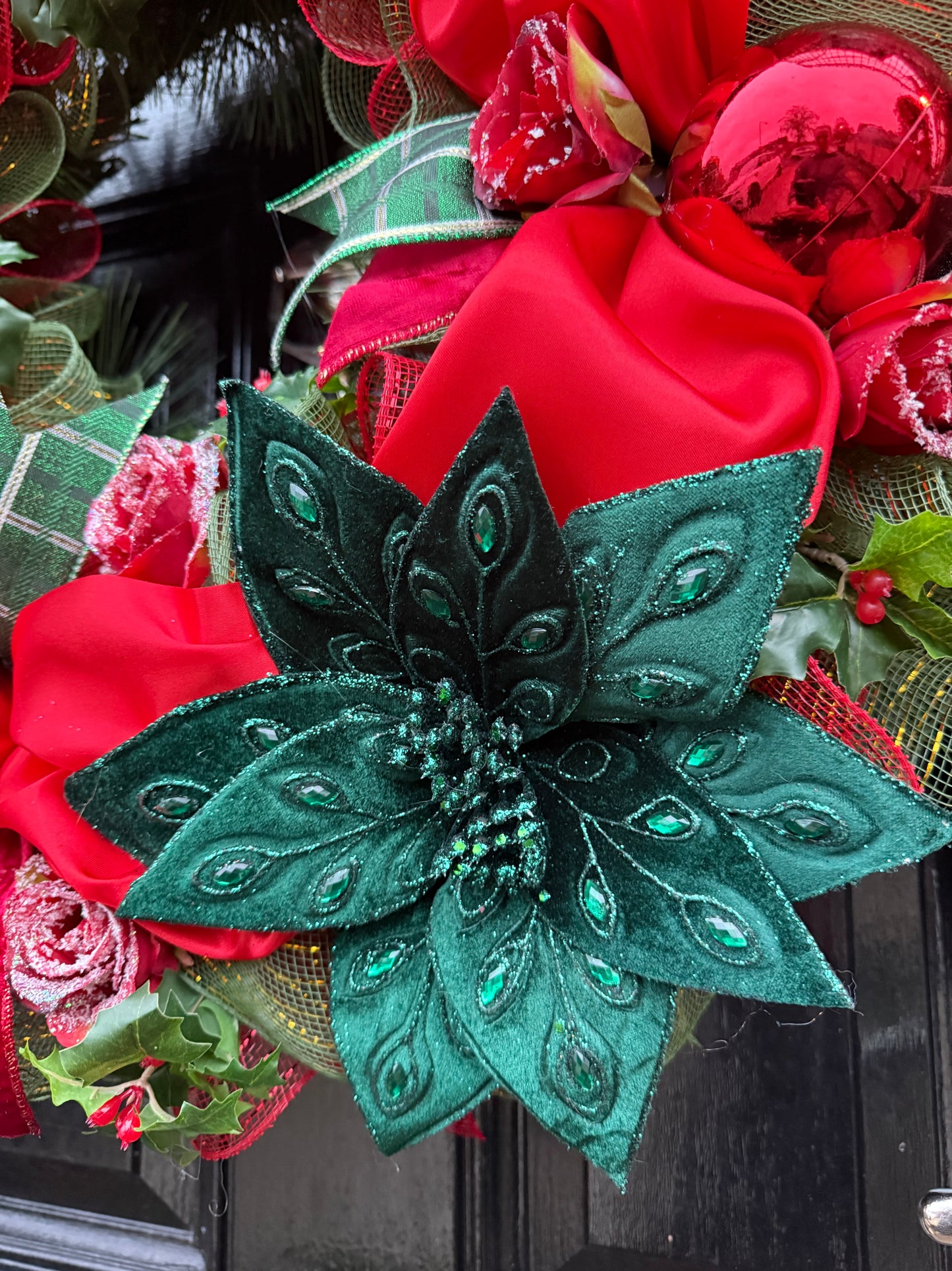 65cm DELUXE WINTER RED GREEN TRADITIONAL SATIN MIX BAUBLE WREATH