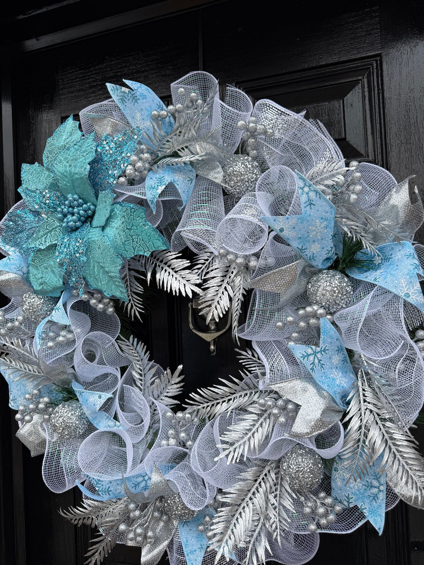 65cm ICE BLUE POINSETTIA MESH MIXED WREATH