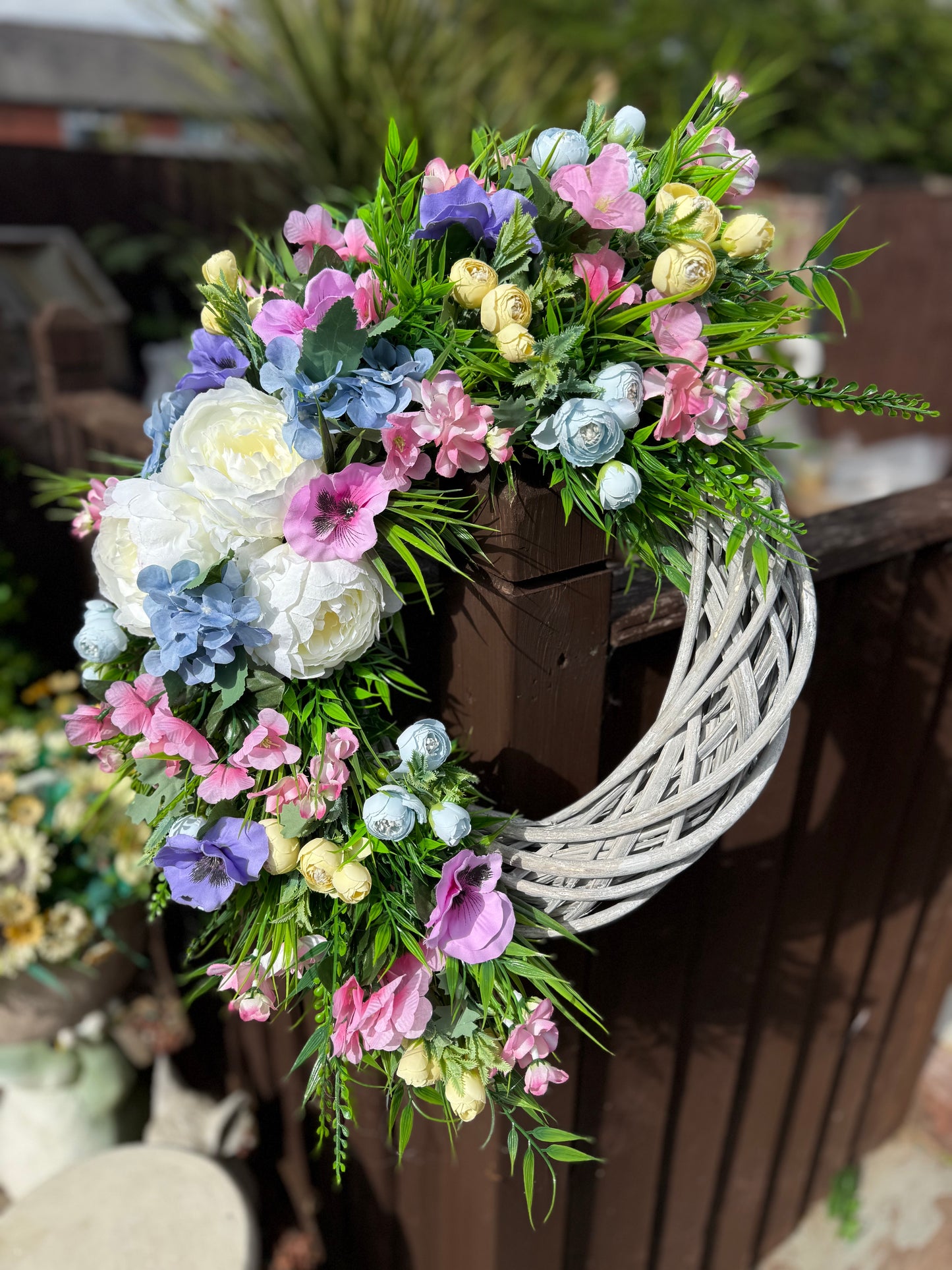 DEAL OF OF THE WEEK 2 XL DELUXE HANGING BASKETS & MATCHING XL DELUXE WREATH - PASTEL MIX