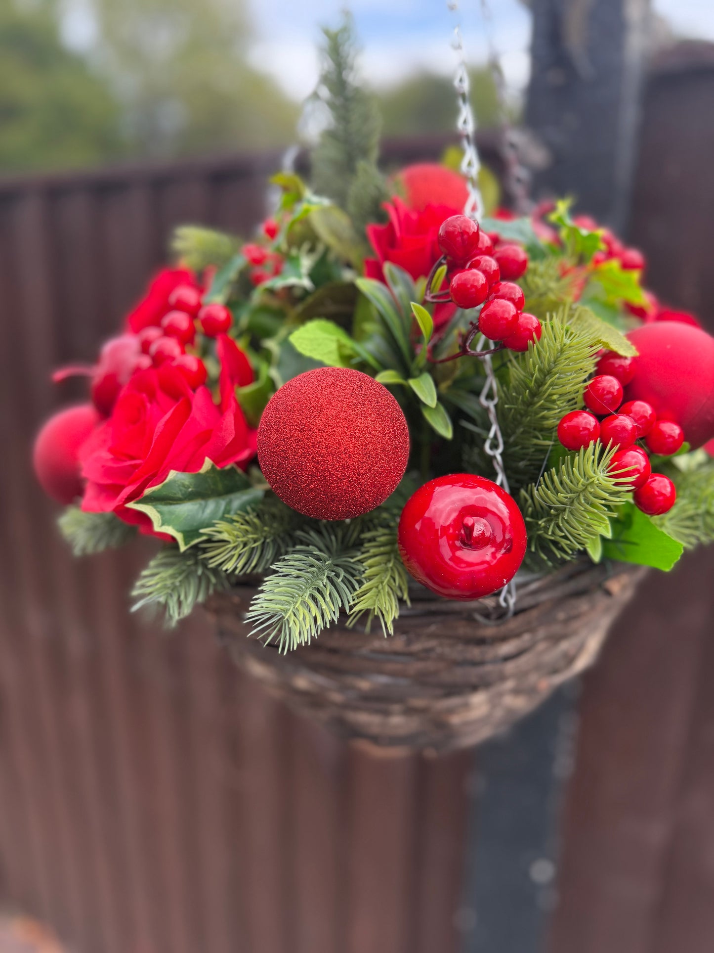 OCTOBER DESPATCH - 12inch ROUND RED TRADITIONAL CHRISTMAS HANGING BASKET