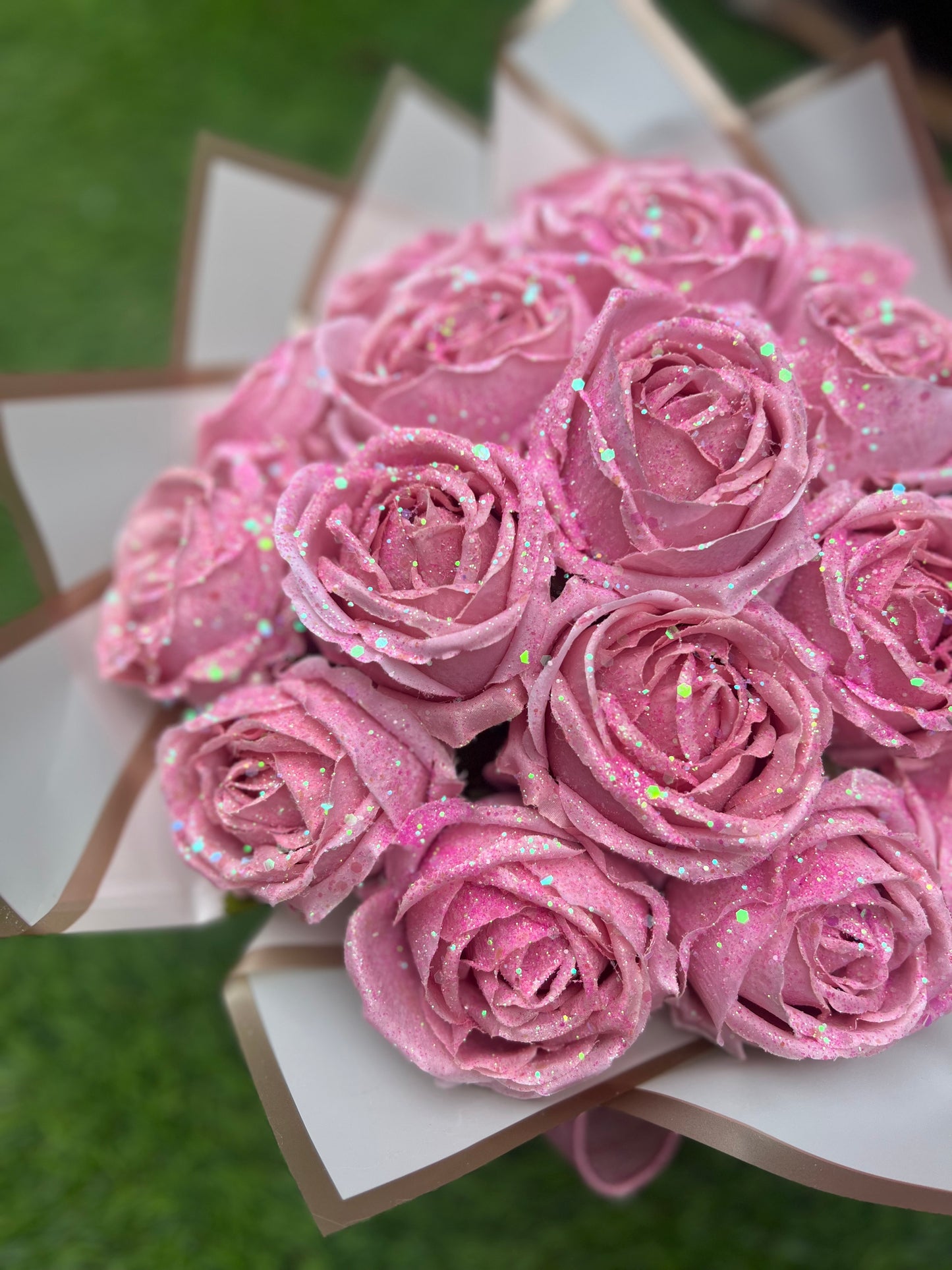 LARGE MOTHERS DAY HAT BOX ARTIFICIAL GLITTER ROSES - APPROX 18 ROSES ** PRE ORDER DESPATCH DATE END FEB**
