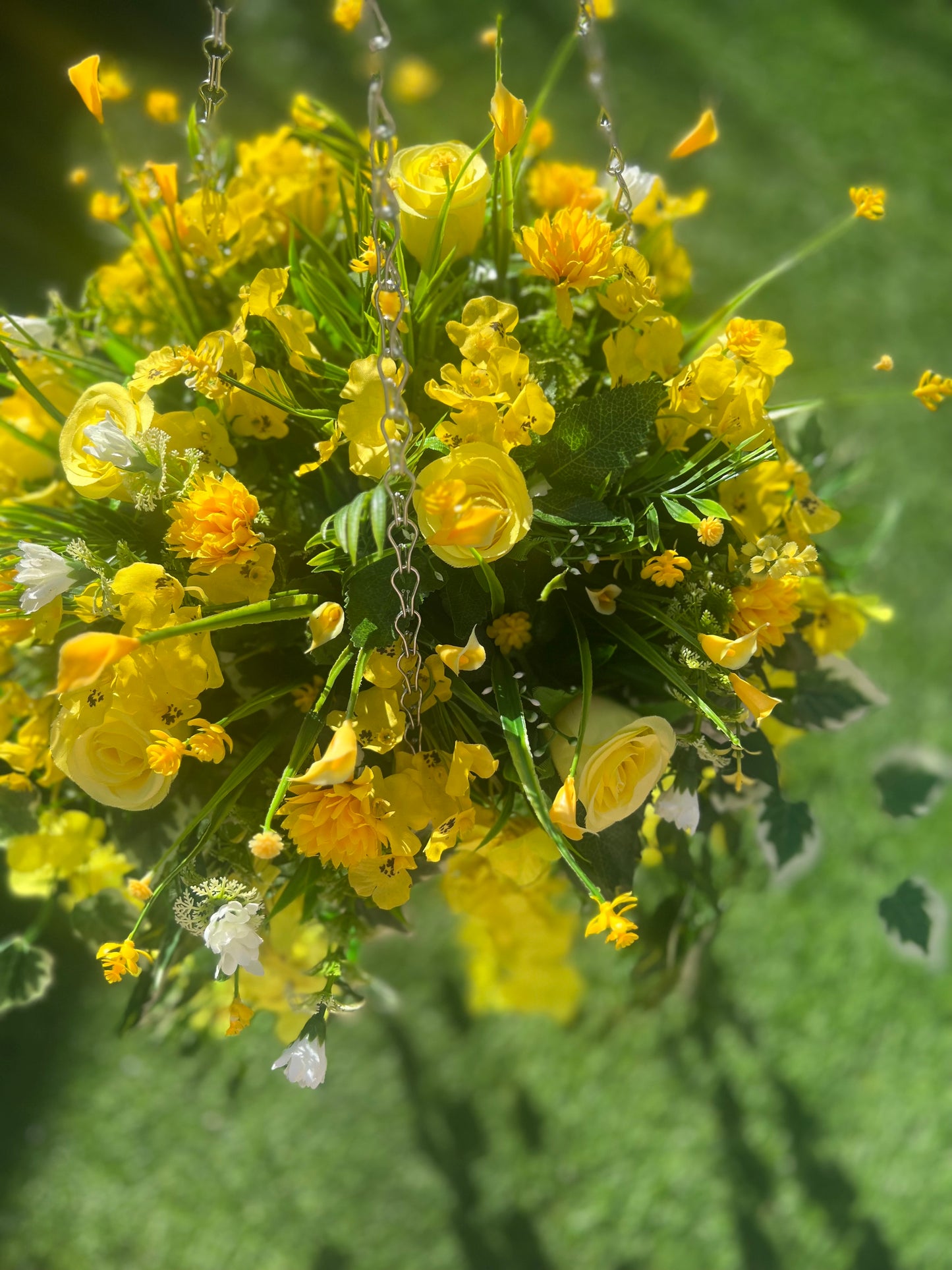 12inch DELUXE HANGING BASKETS YELLOW SPRING MIX