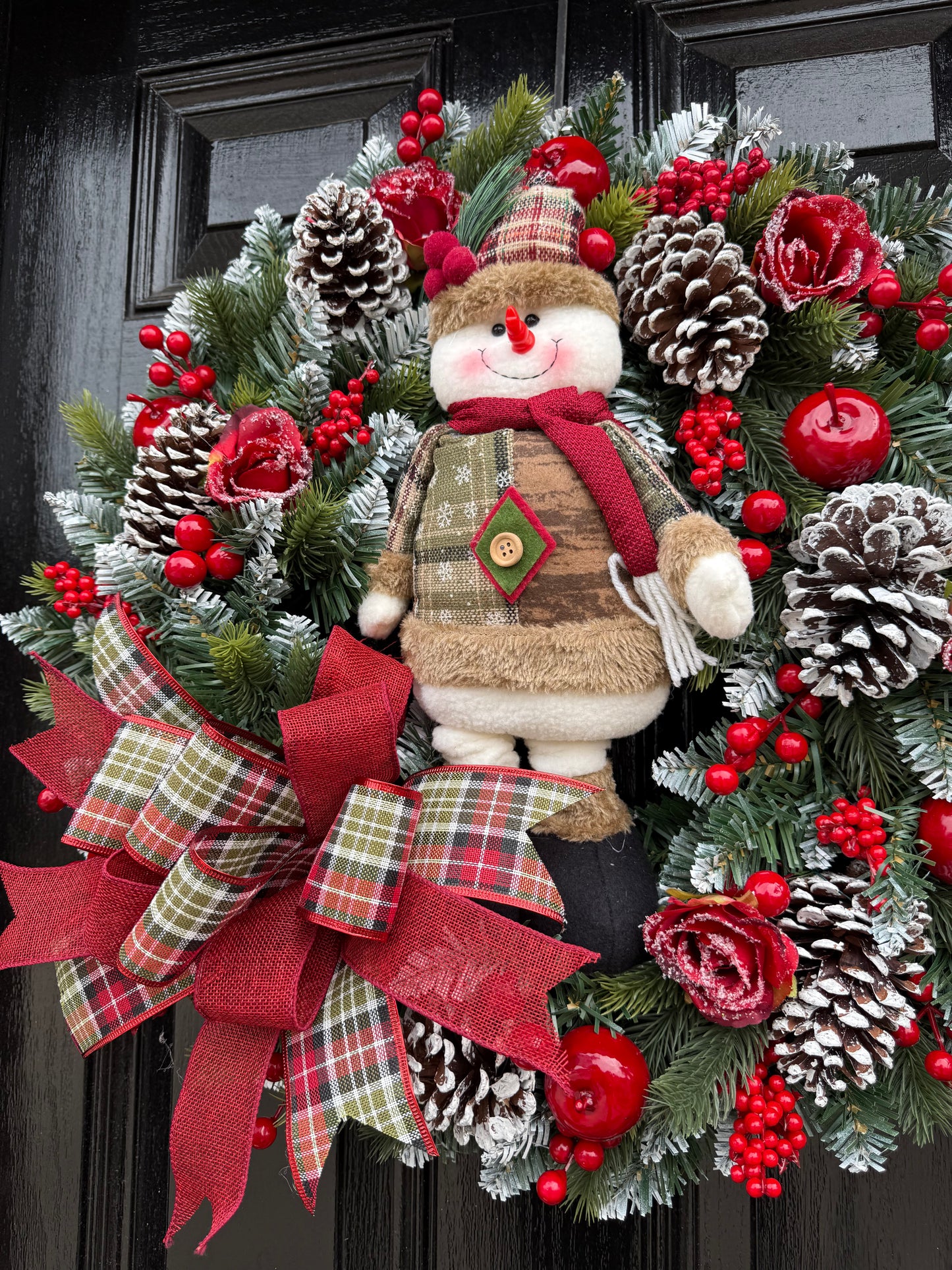 60cm DELUXE TRADITIONAL SNOWMAN FOLIAGE BERRY WREATH