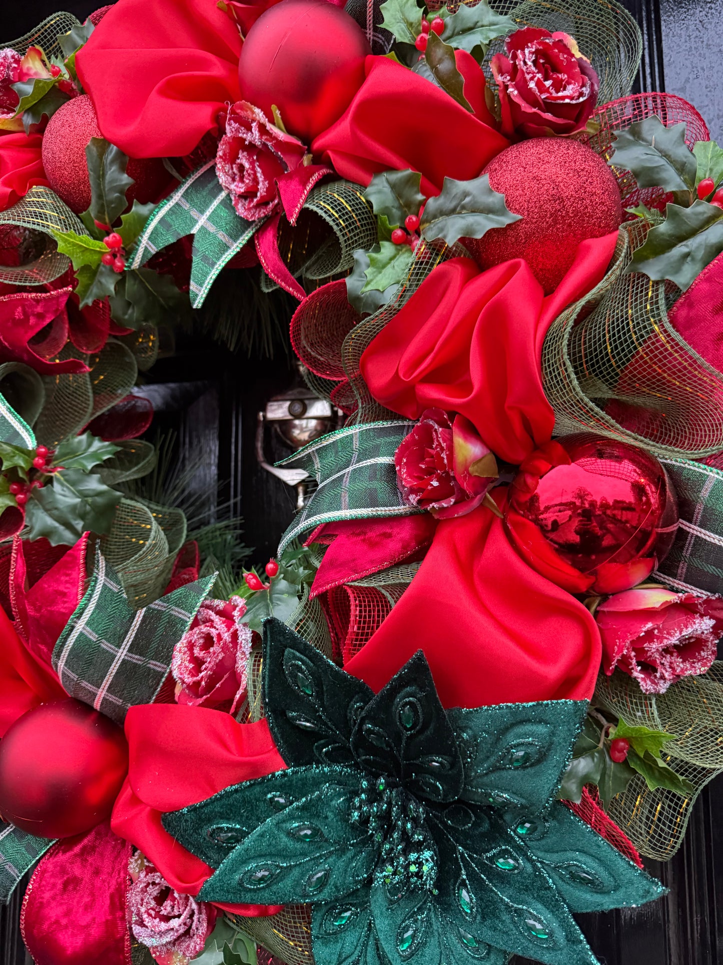 65cm DELUXE WINTER RED GREEN TRADITIONAL SATIN MIX BAUBLE WREATH