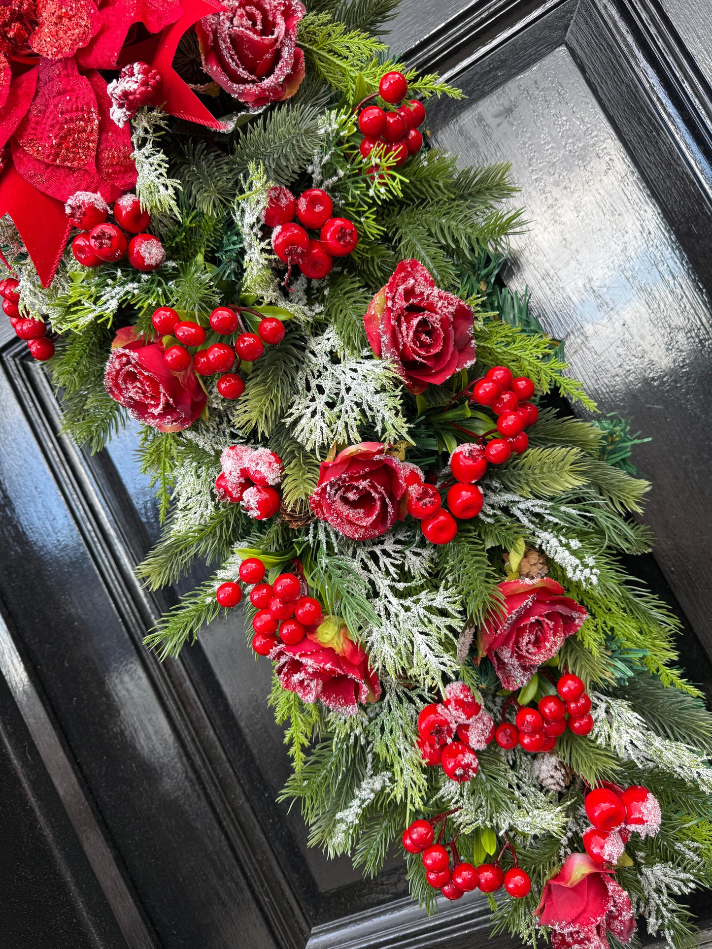 CHRISTMAS TRADITIONAL RED FROSTED DOOR SWAG