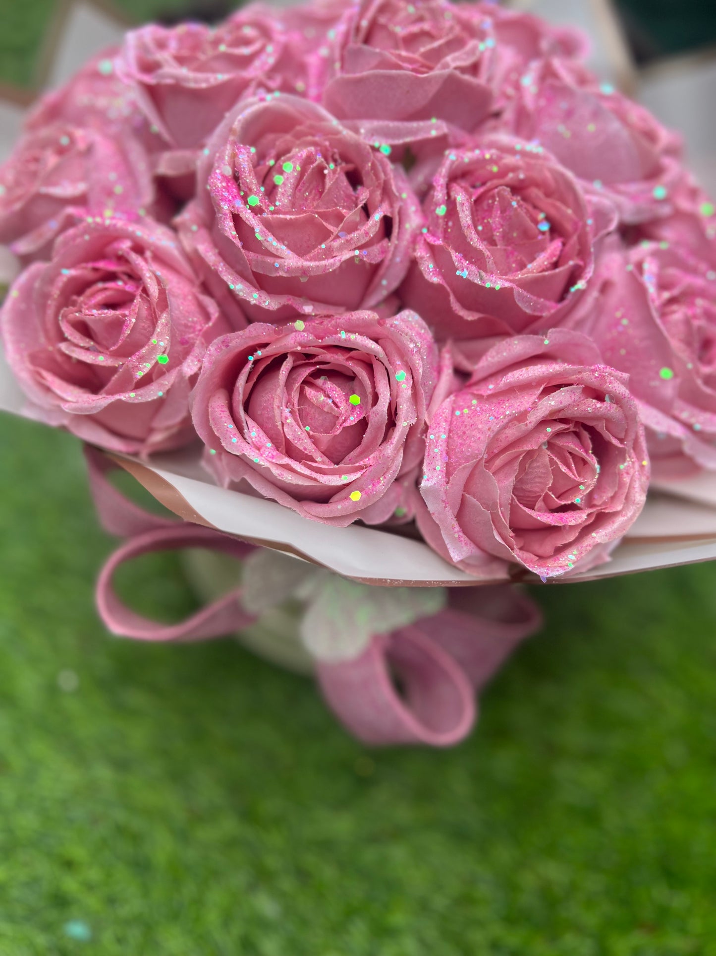 LARGE MOTHERS DAY HAT BOX ARTIFICIAL GLITTER ROSES - APPROX 18 ROSES ** PRE ORDER DESPATCH DATE END FEB**