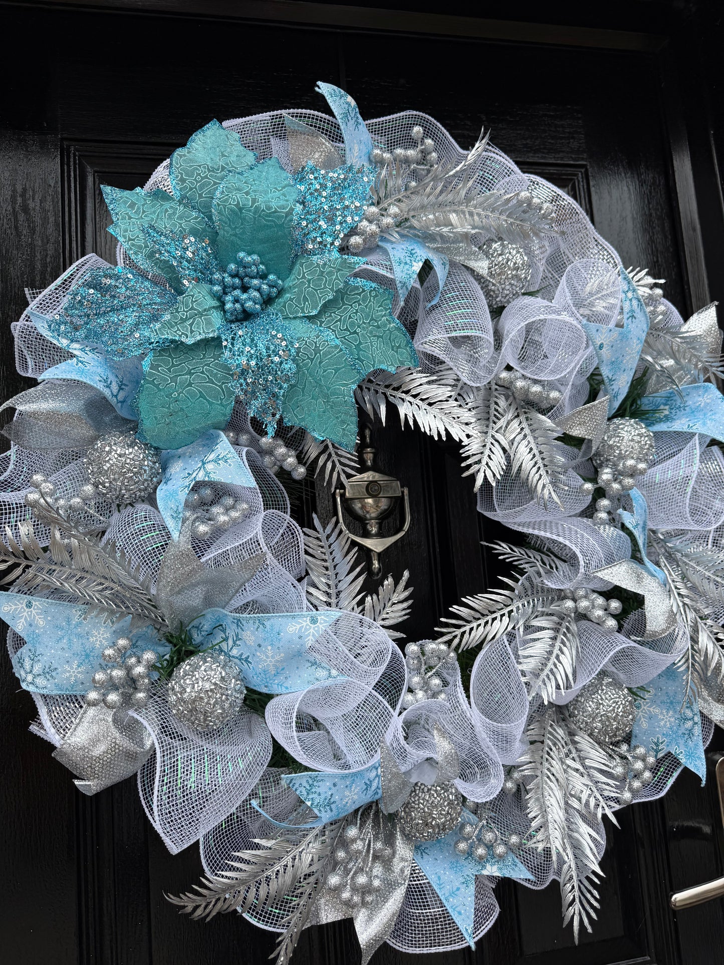 65cm ICE BLUE POINSETTIA MESH MIXED WREATH