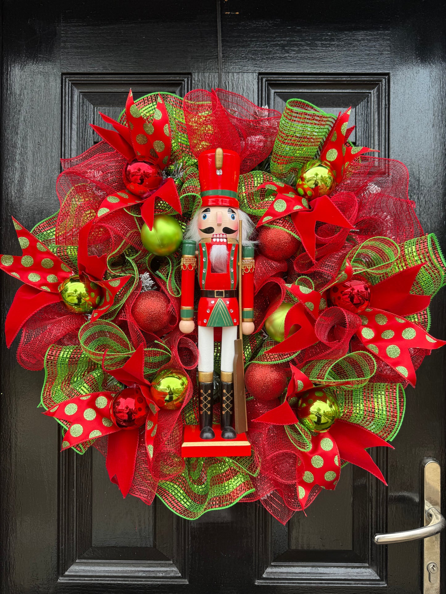 65cm RED/GREEN MESH NUTCRACKER MIXED WREATH - IMMEDIATE DESPATCH
