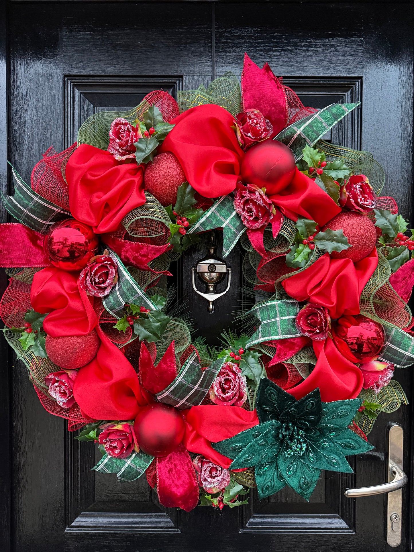 65cm DELUXE WINTER RED GREEN TRADITIONAL SATIN MIX BAUBLE WREATH