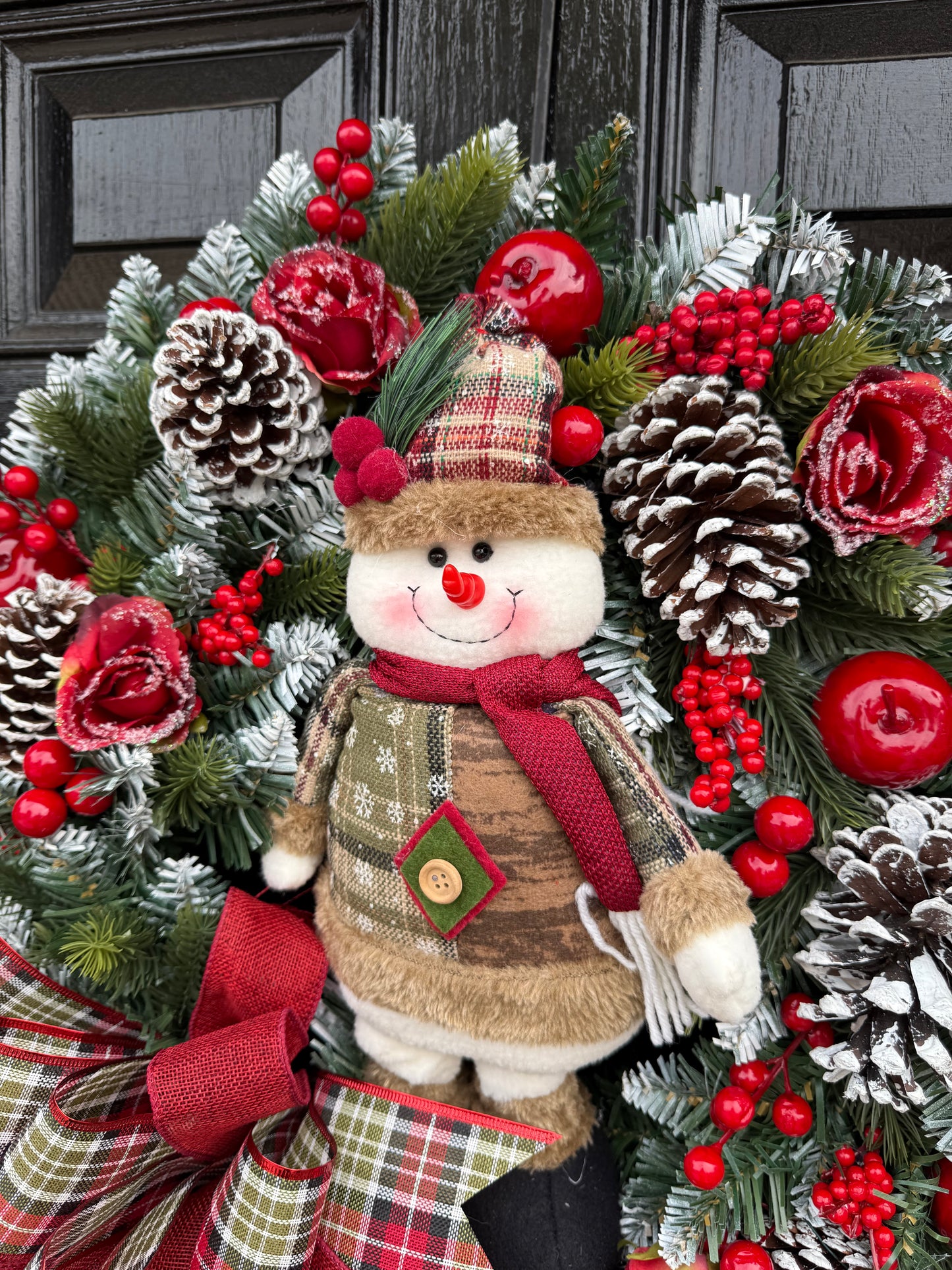 60cm DELUXE TRADITIONAL SNOWMAN FOLIAGE BERRY WREATH