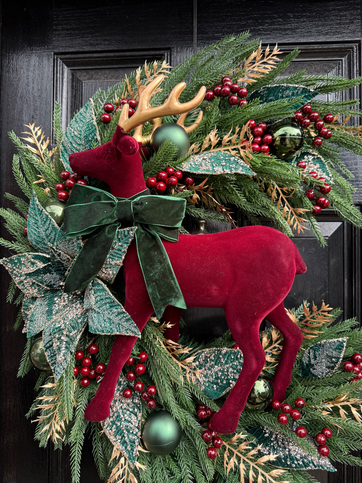 65cm DELUXE MOON LARGE STAG BOW WREATH TRADITIONAL RED, GREEN & GOLD
