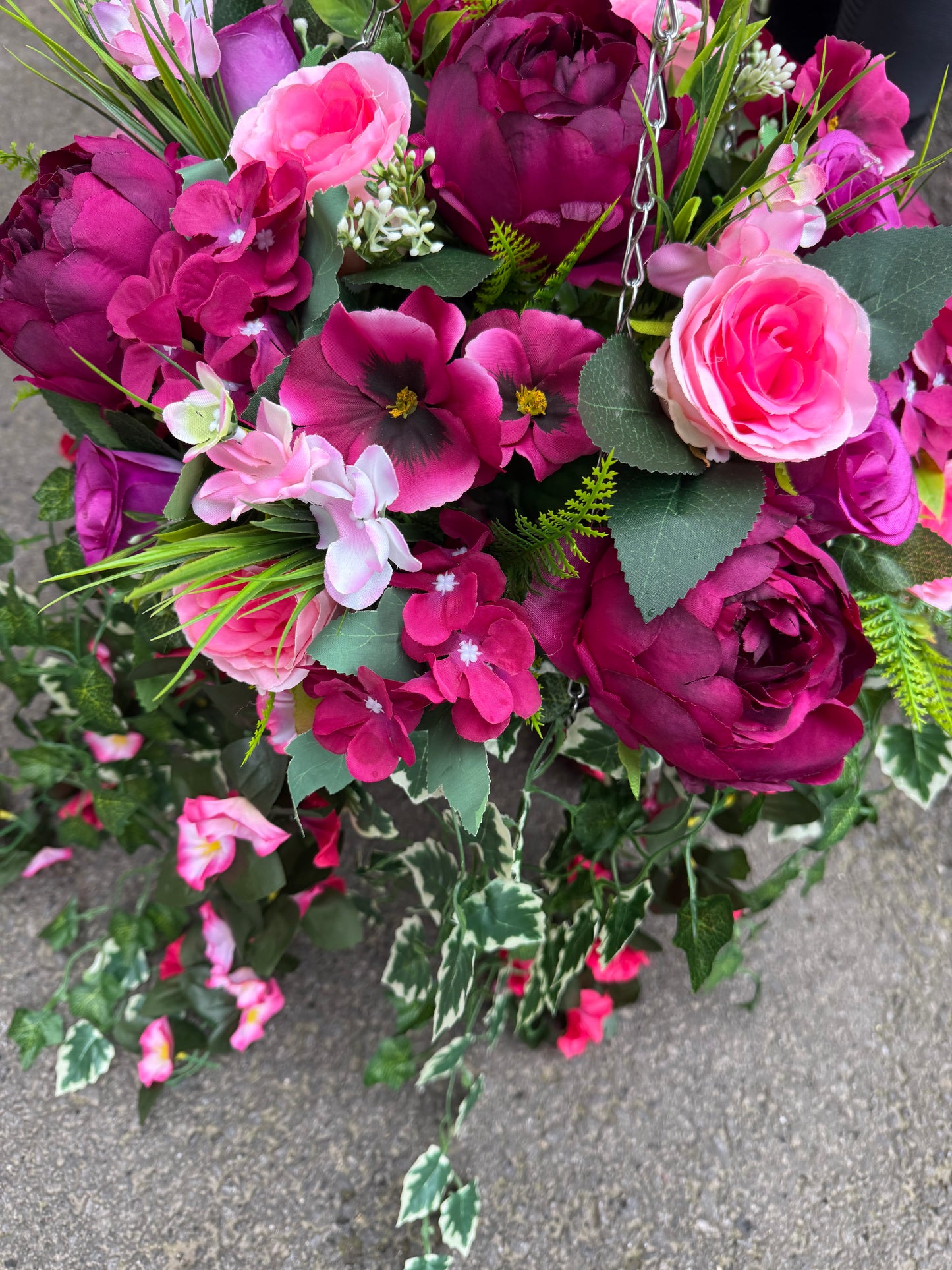 DEEP PINKS DEAL OF OF THE WEEK 2 12" DELUXE HANGING BASKETS & MATCHING 55cm DELUXE WREATH - approx 10 working days for making and despatch