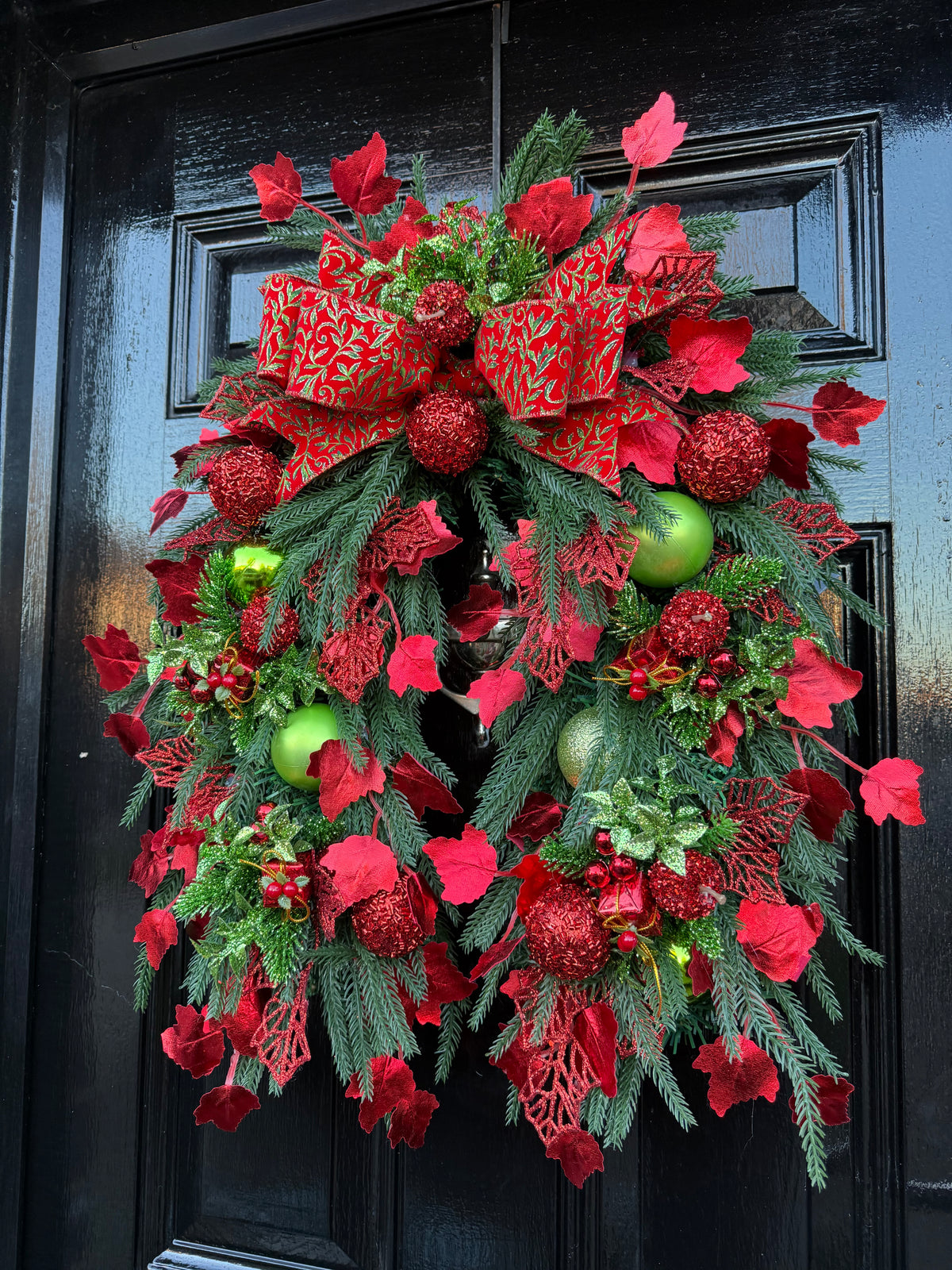 DELUXE TRADITIONAL RED GREEN FOLIAGE MIX HORSESHOE SWAG