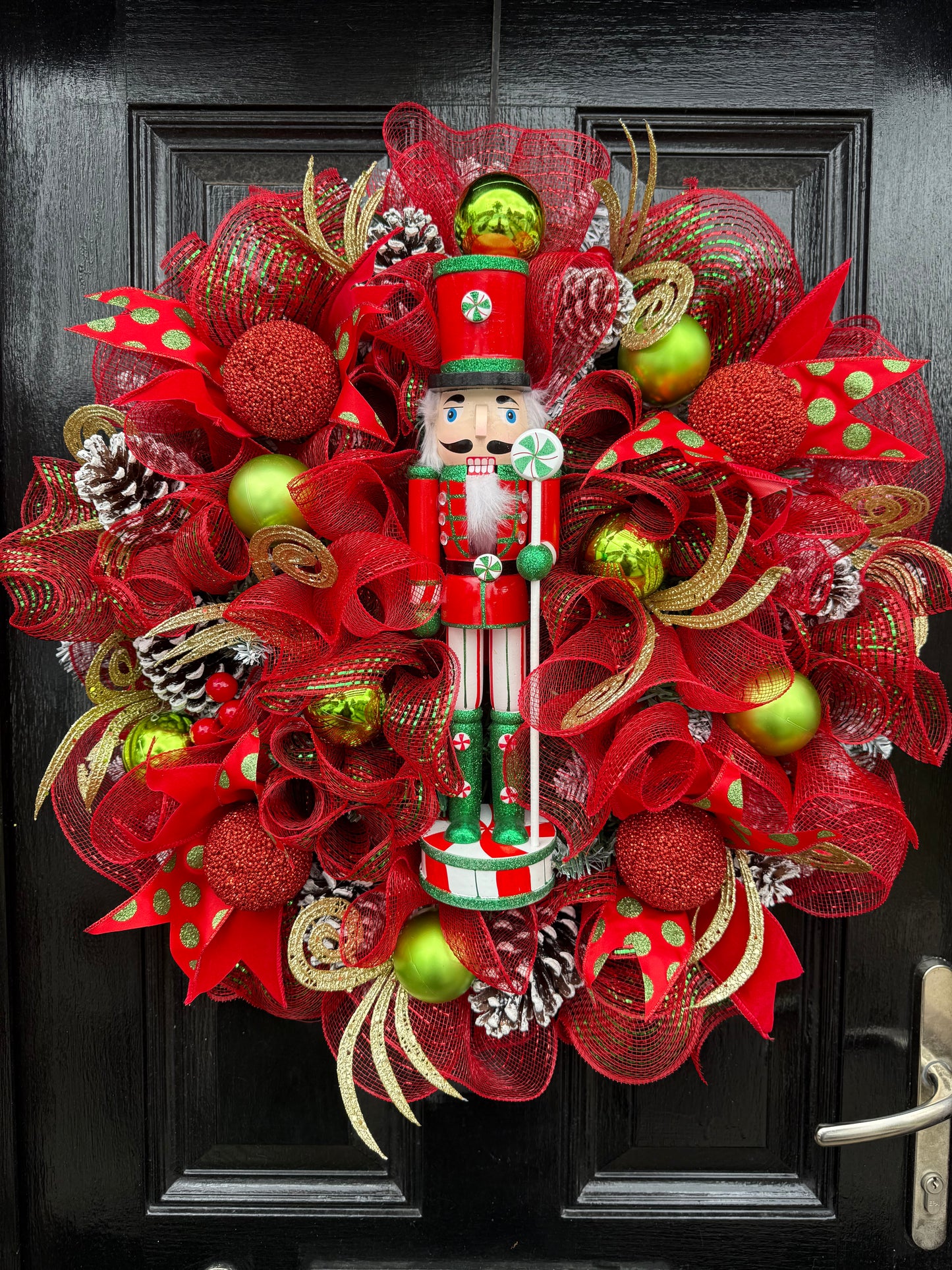 65cm SUPER DELUXE NUTCRACKER RED/GREEN/ GOLD BAUBLE FULL WREATH