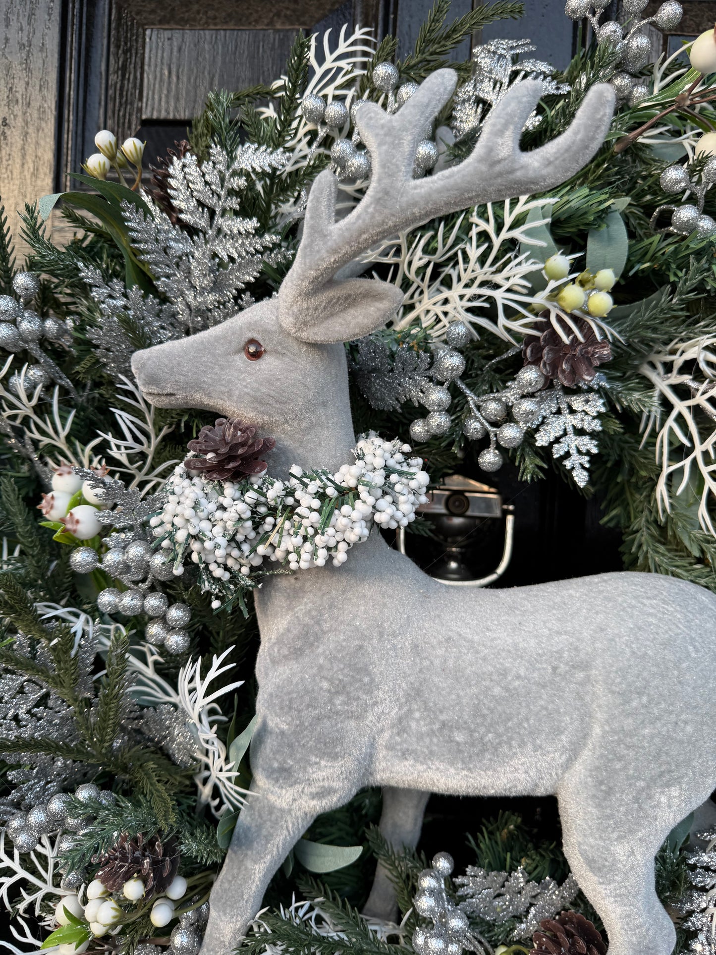 65cm SUPER DELUXE SILVER / WHITE GLITTER STAG FULL WREATH