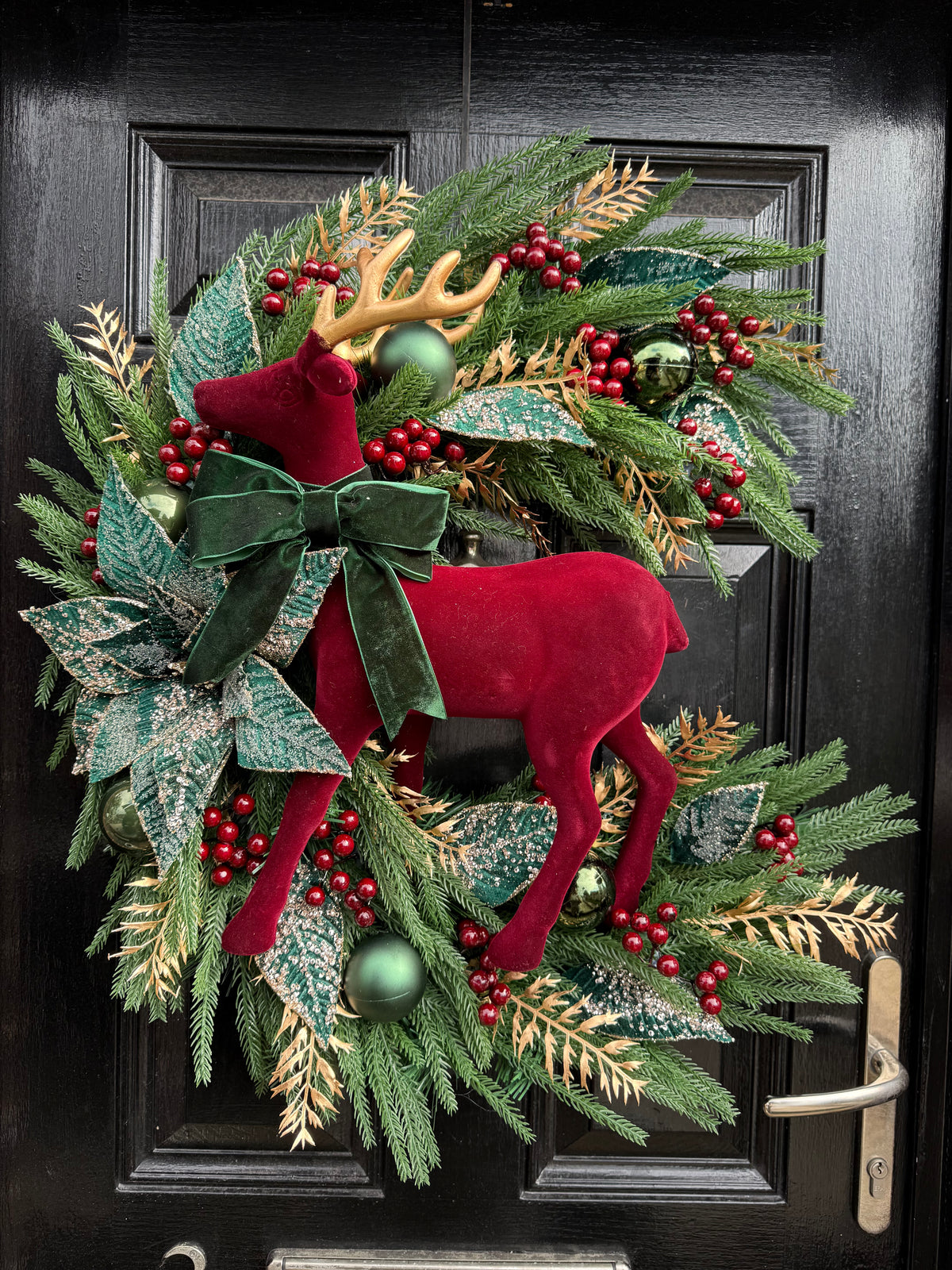 65cm DELUXE MOON LARGE STAG BOW WREATH TRADITIONAL RED, GREEN & GOLD
