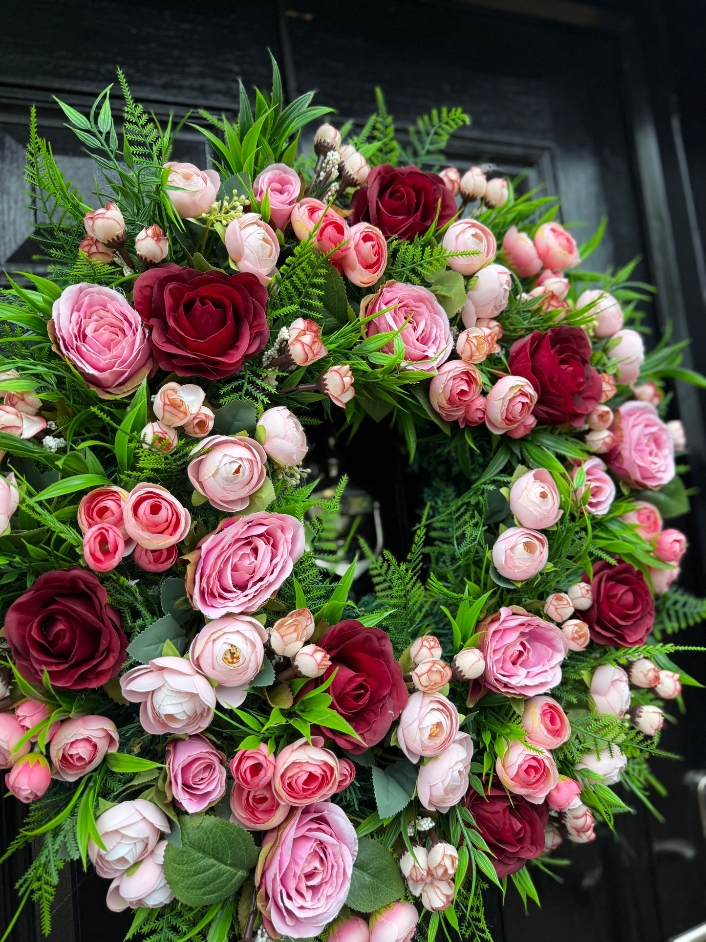 60cm DELUXE THICK FOLIAGE AND MIXED MIXED PINK / BURGUNDY RANUNCULUS ROSE WREATH