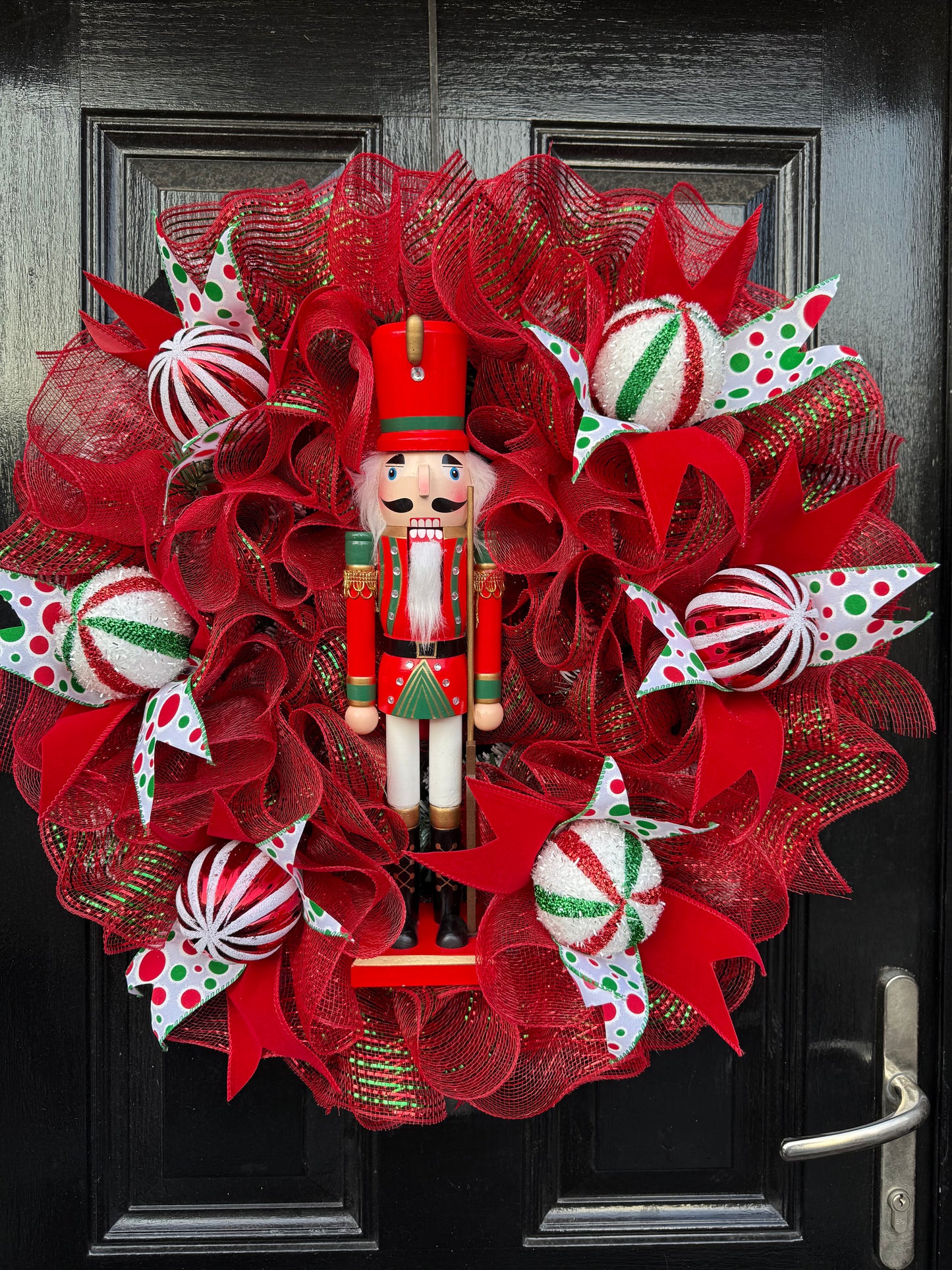 65cm RED/GREEN/WHITE MESH NUTCRACKER MIXED WREATH - IMMEDIATE DESPATCH