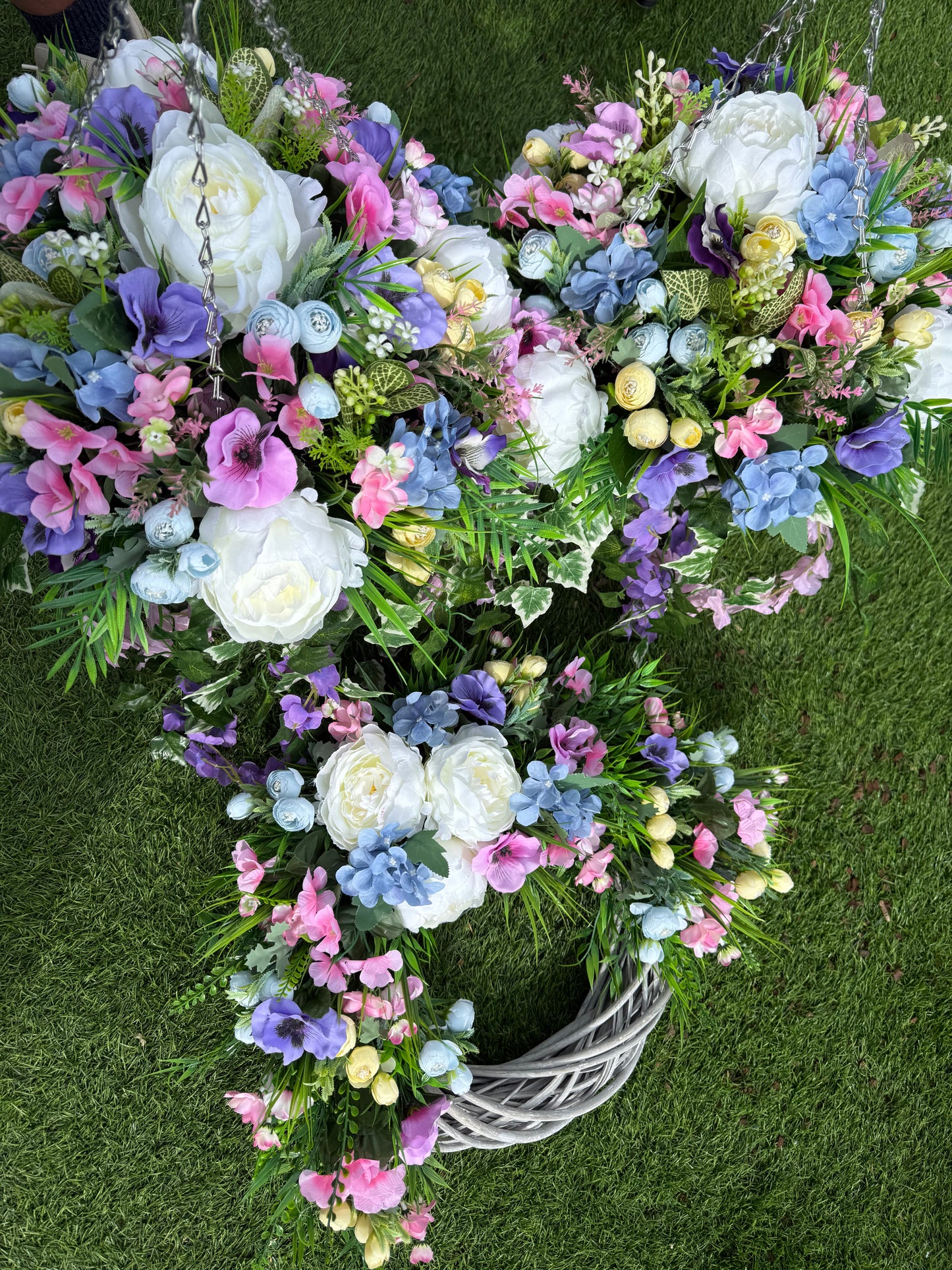 DEAL OF OF THE WEEK 2 XL DELUXE HANGING BASKETS & MATCHING XL DELUXE WREATH - PASTEL MIX