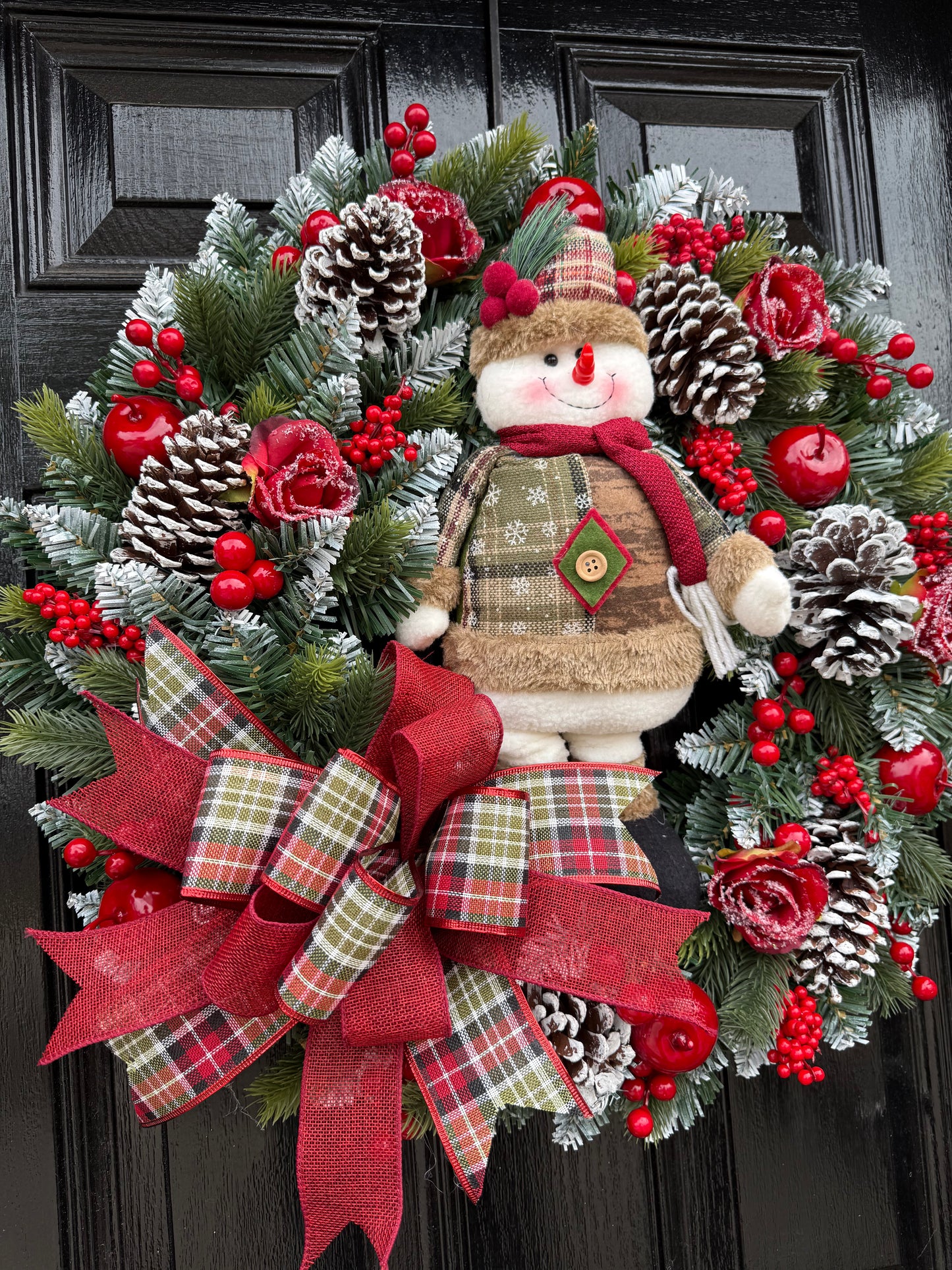 60cm DELUXE TRADITIONAL SNOWMAN FOLIAGE BERRY WREATH
