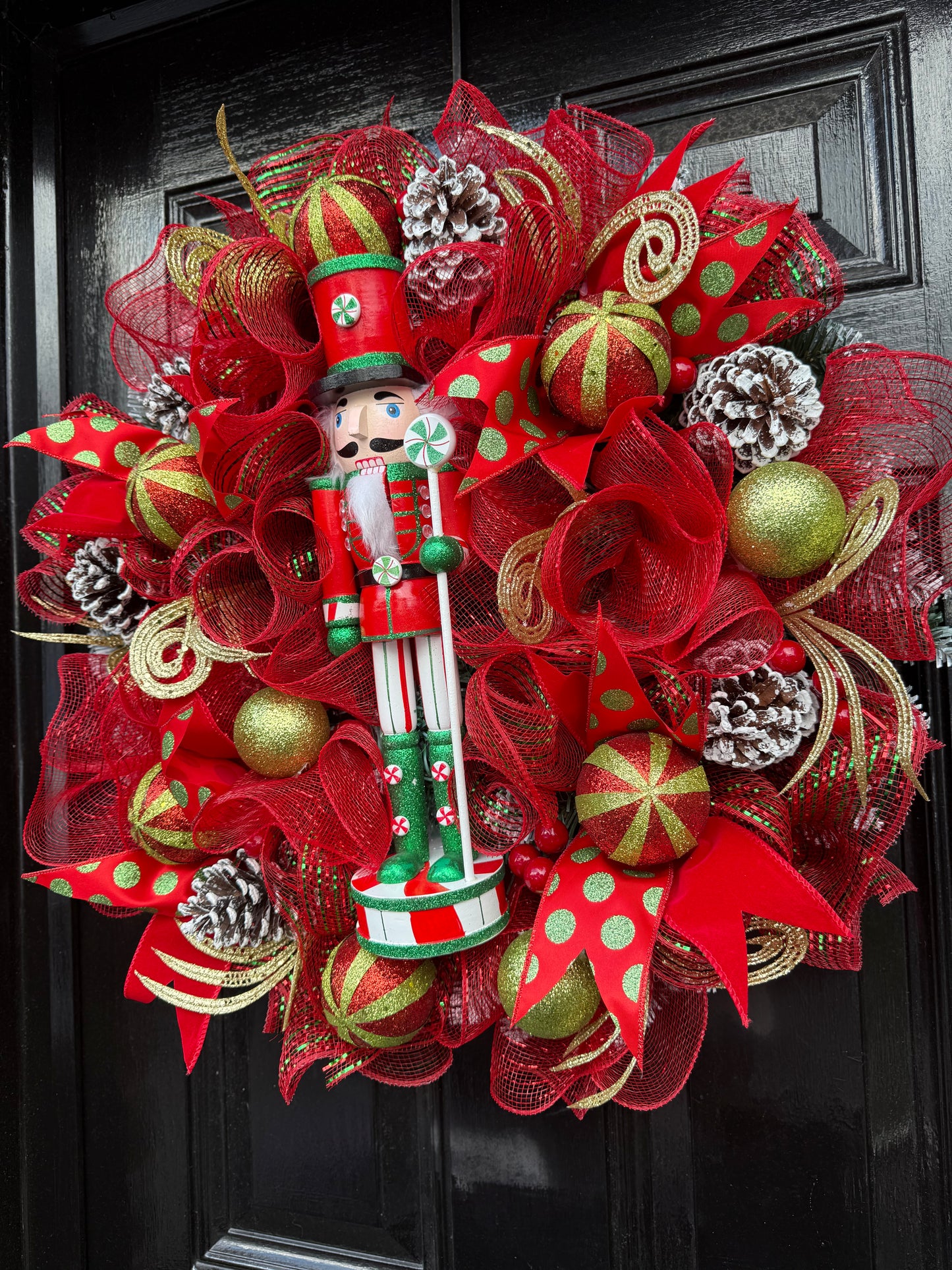 65cm SUPER DELUXE NUTCRACKER RED/GREEN/ GOLD BAUBLE FULL WREATH