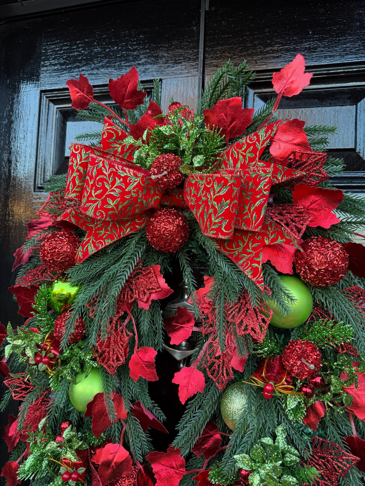 DELUXE TRADITIONAL RED GREEN FOLIAGE MIX HORSESHOE SWAG