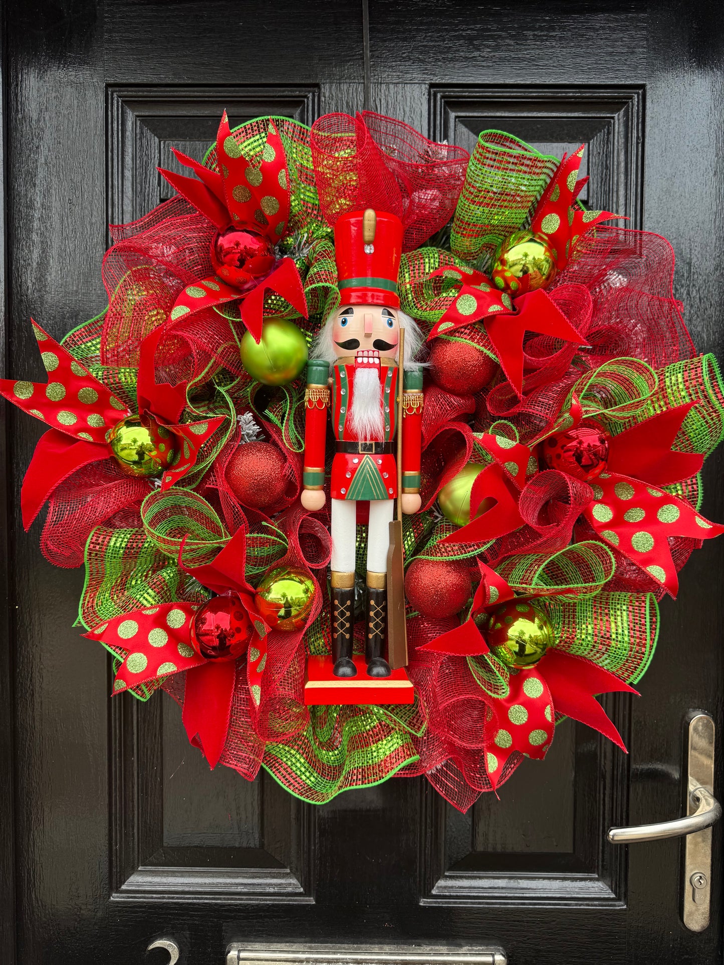 65cm RED/GREEN MESH NUTCRACKER MIXED WREATH - IMMEDIATE DESPATCH