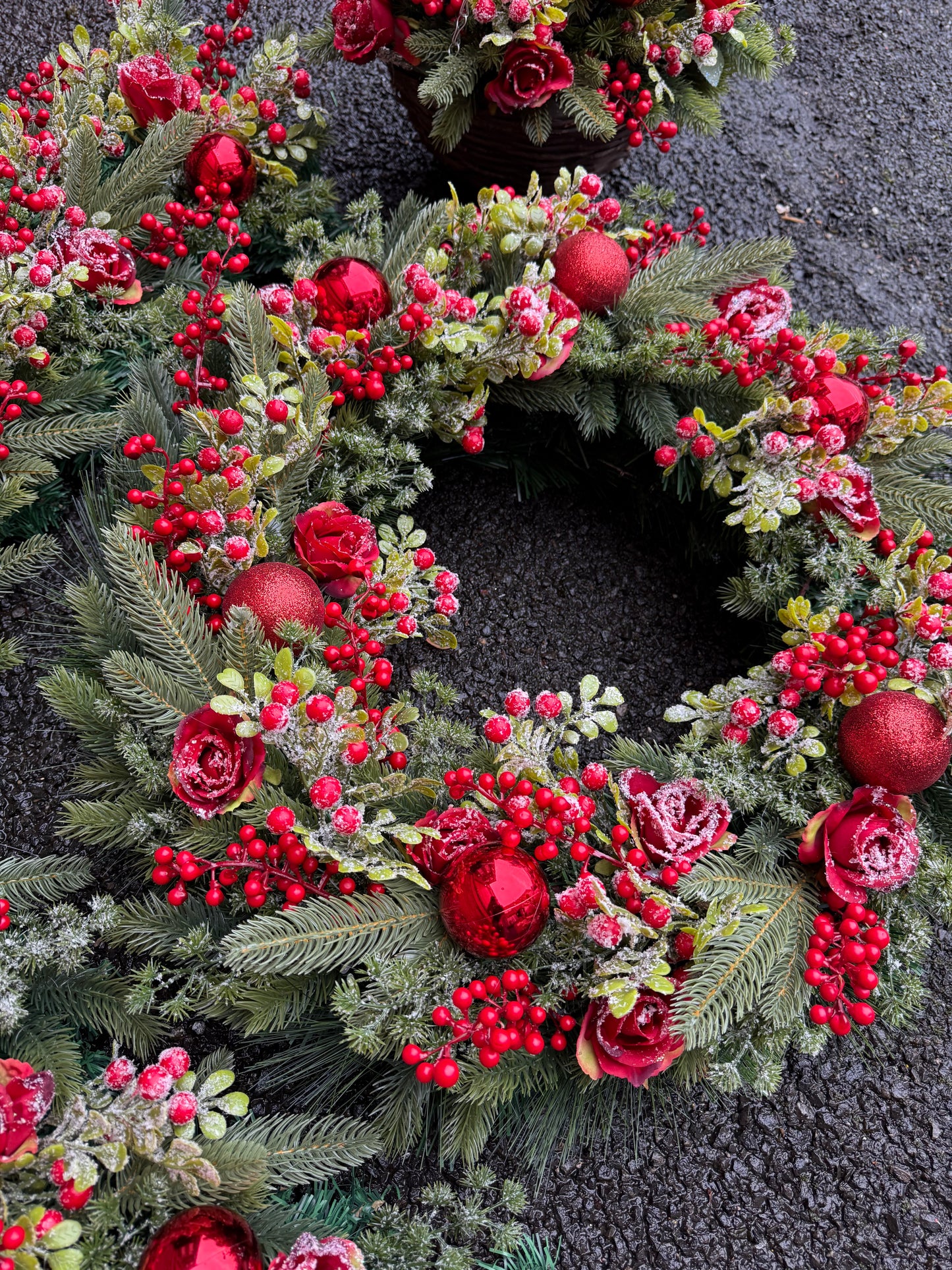 CHRISTMAS DEAL MATCHING WREATH, GARLAND & HANGING BASKET RED TRADITIONAL