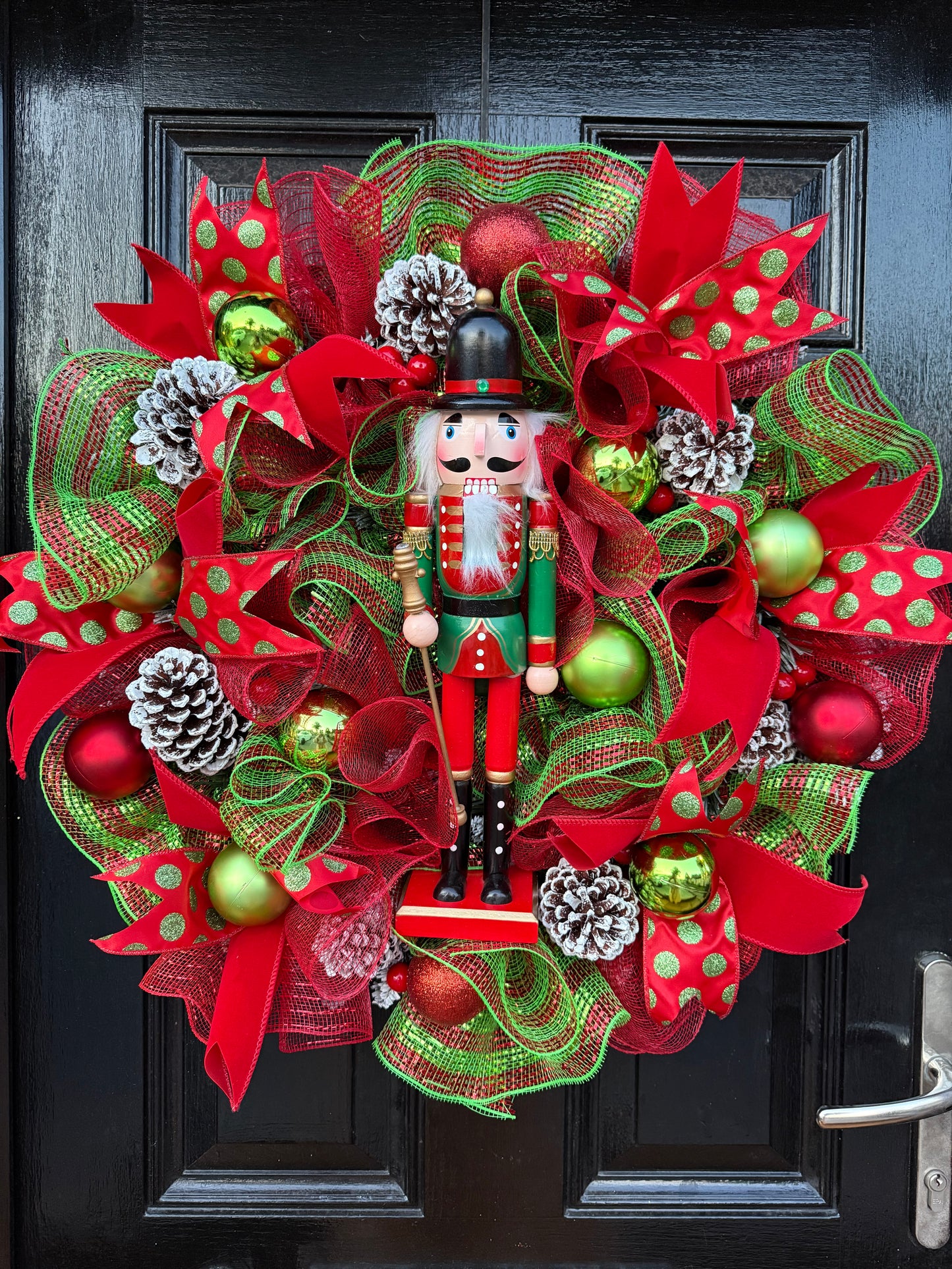 65cm RED/GREEN MESH NUTCRACKER MIXED WREATH - IMMEDIATE DESPATCH