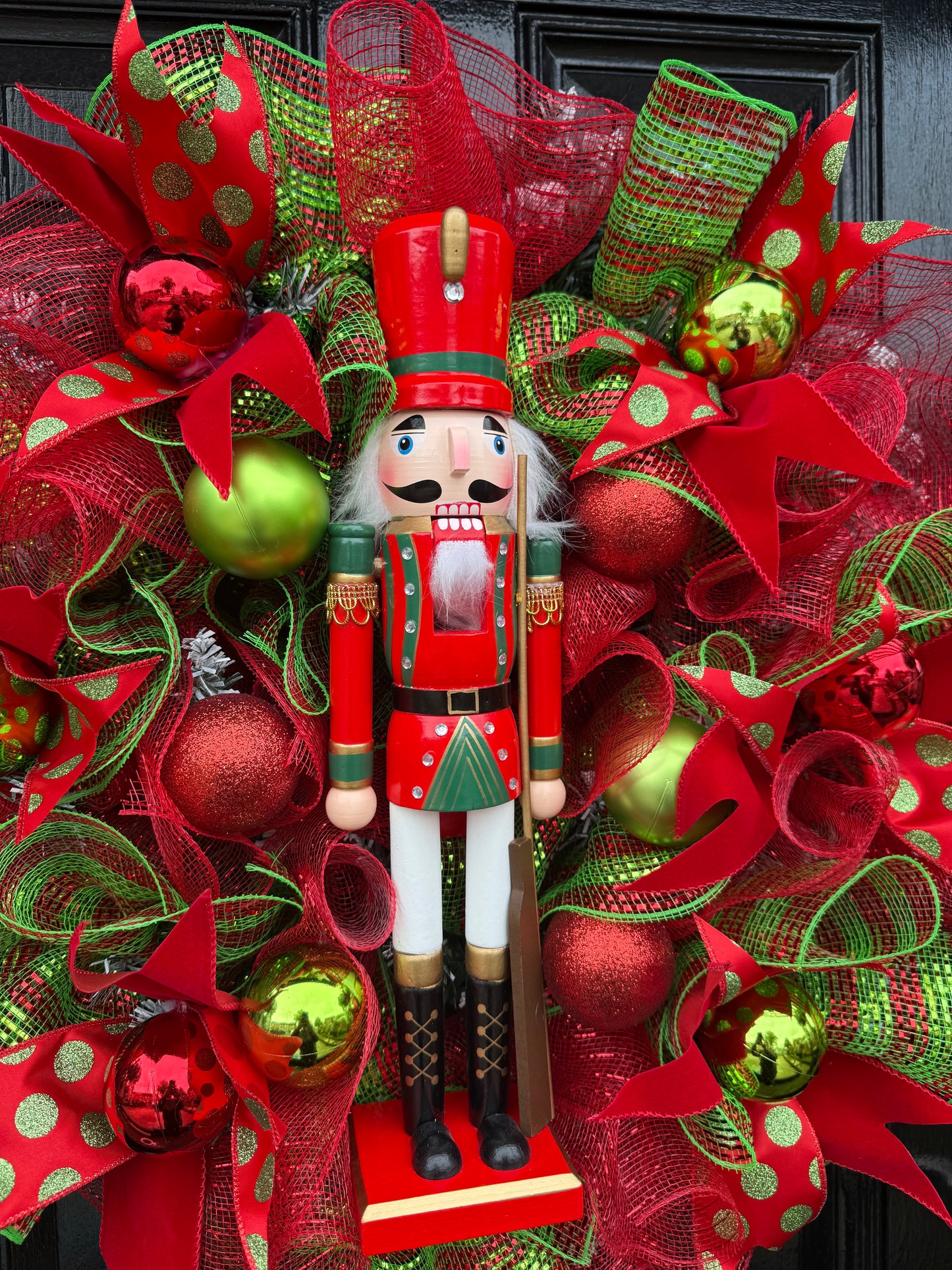 65cm RED/GREEN MESH NUTCRACKER MIXED WREATH - IMMEDIATE DESPATCH
