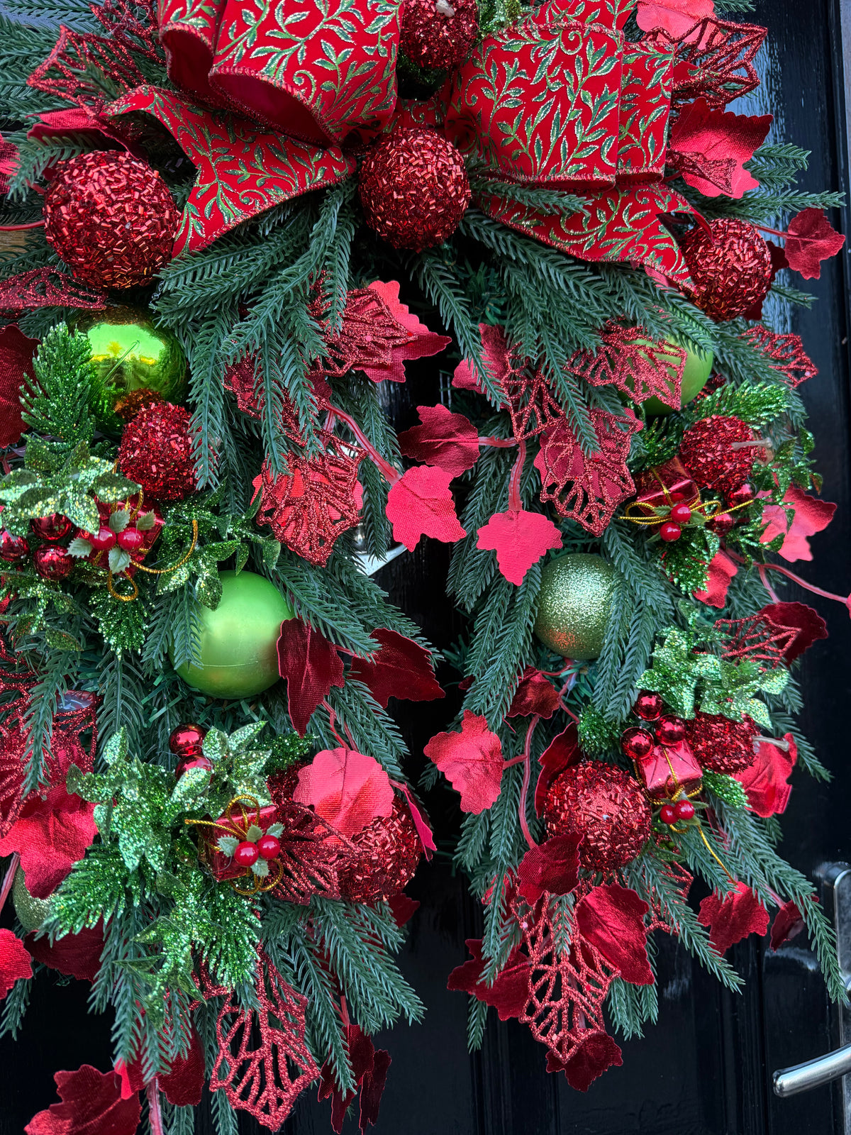 DELUXE TRADITIONAL RED GREEN FOLIAGE MIX HORSESHOE SWAG