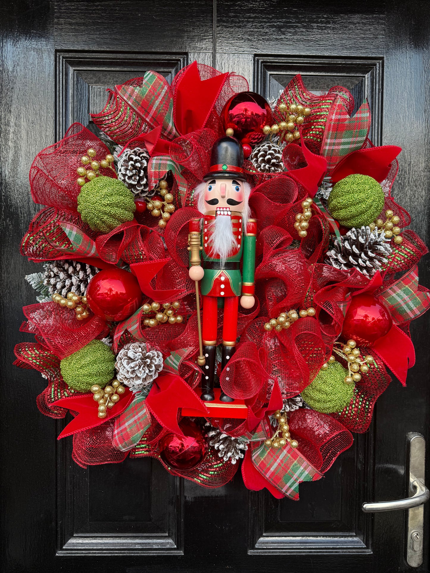 65cm TRADITIONAL MESH NUTCRACKER MIXED WREATH - IMMEDIATE DESPATCH