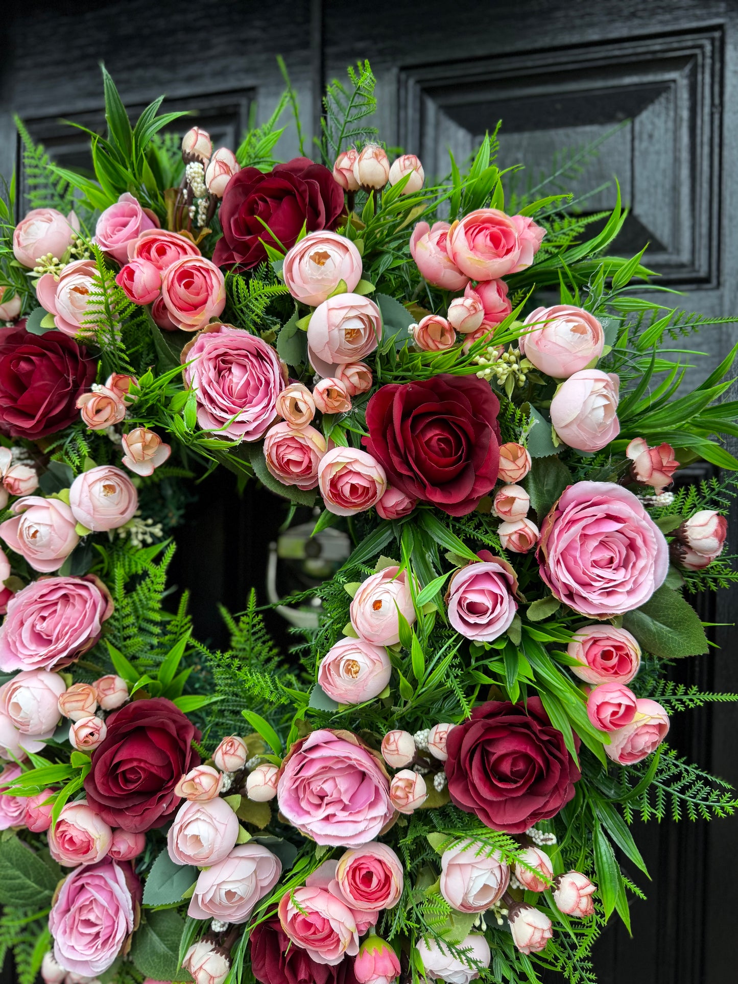 60cm DELUXE THICK FOLIAGE AND MIXED MIXED PINK / BURGUNDY RANUNCULUS ROSE WREATH