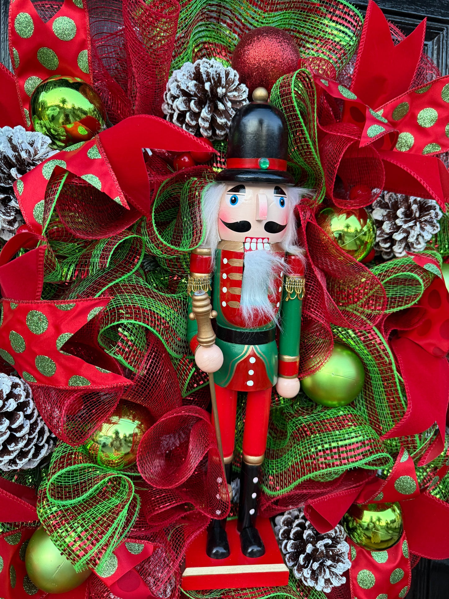 65cm RED/GREEN MESH NUTCRACKER MIXED WREATH - IMMEDIATE DESPATCH