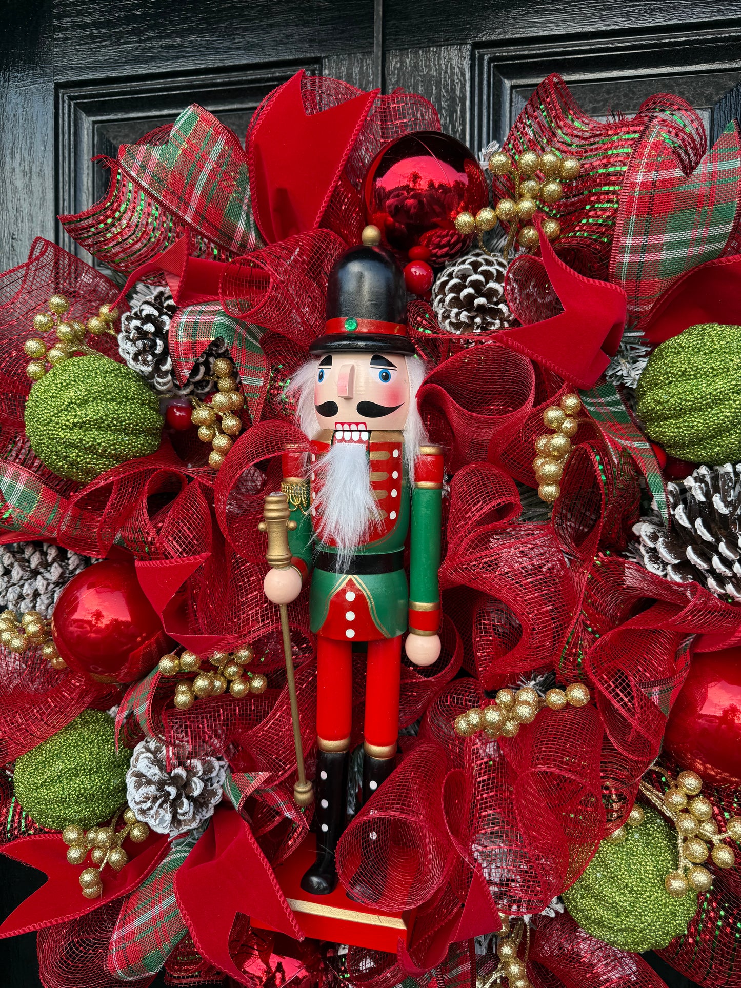 65cm TRADITIONAL MESH NUTCRACKER MIXED WREATH - IMMEDIATE DESPATCH