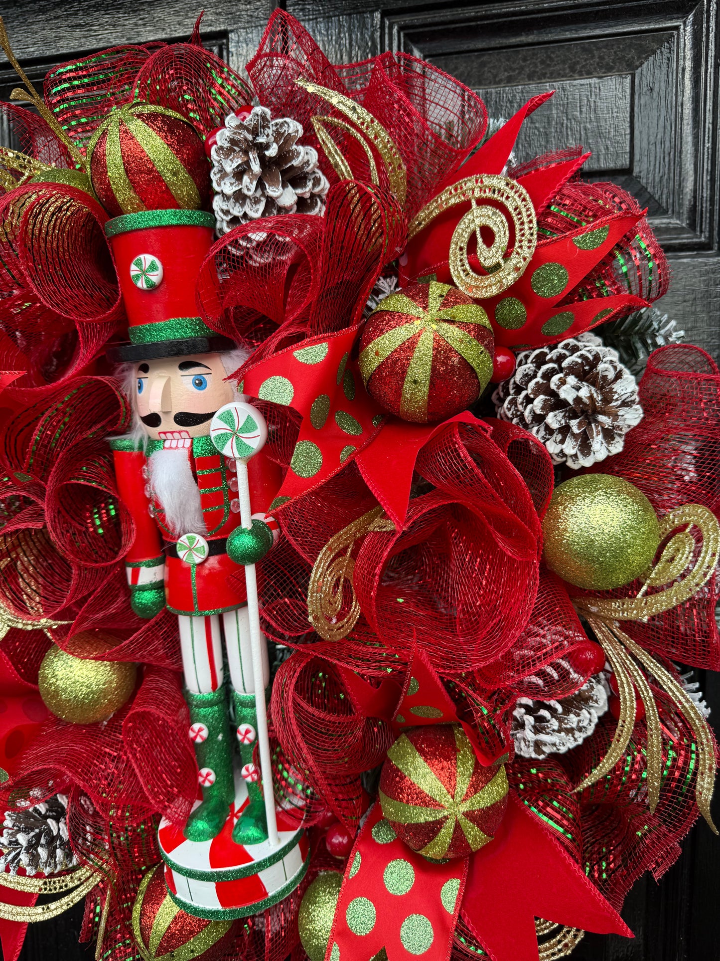 65cm SUPER DELUXE NUTCRACKER RED/GREEN/ GOLD BAUBLE FULL WREATH