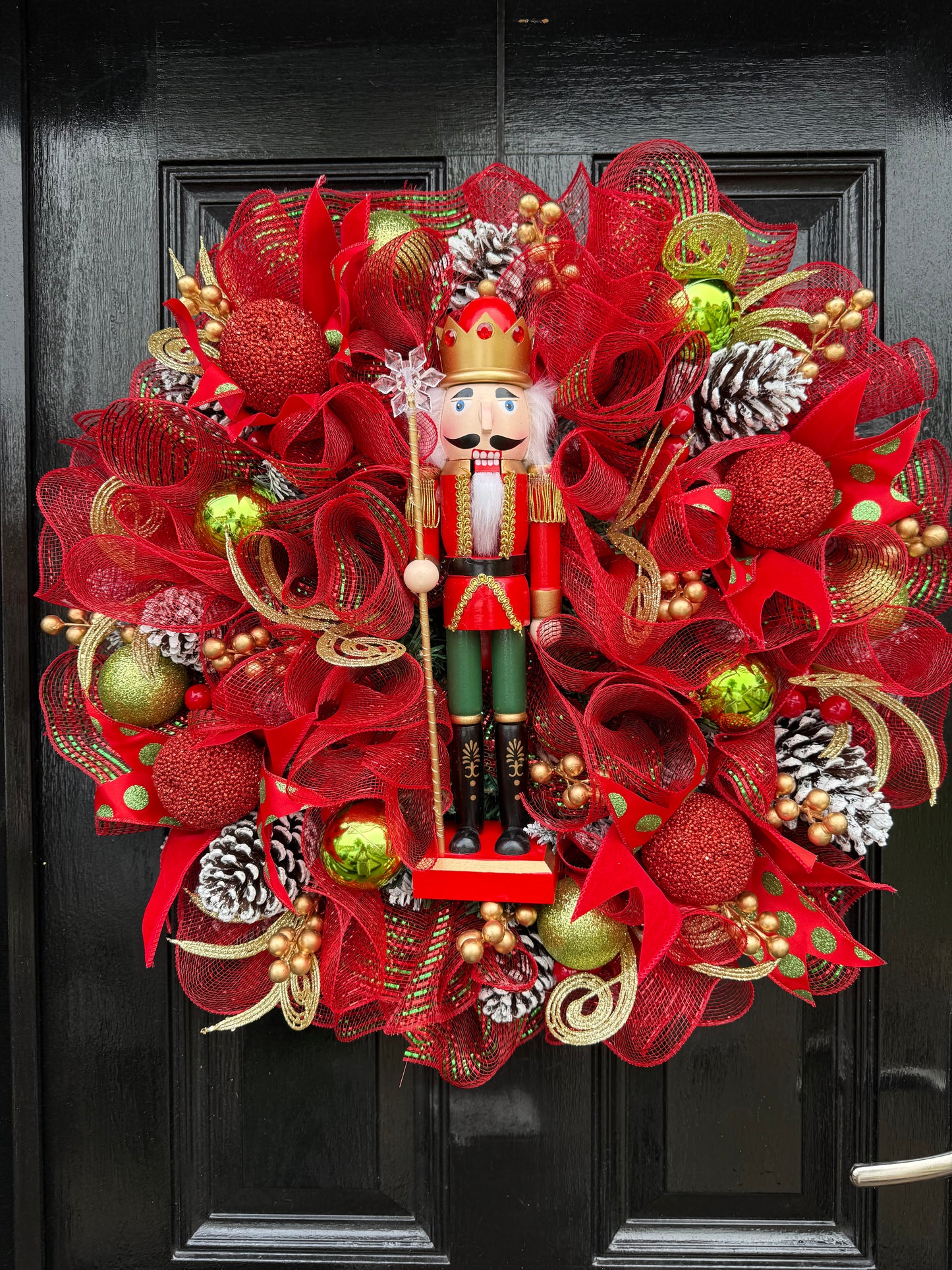 65cm SUPER DELUXE NUTCRACKER RED/GREEN/ GOLD BAUBLE FULL WREATH