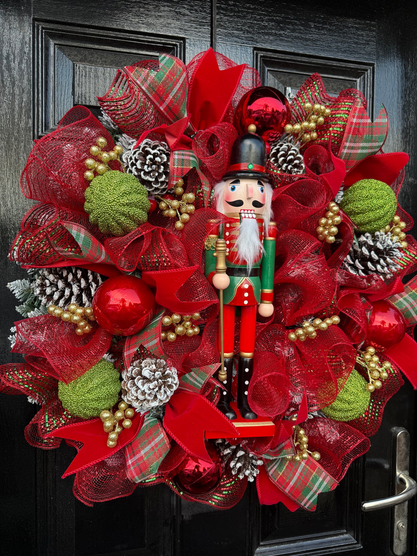 65cm TRADITIONAL MESH NUTCRACKER MIXED WREATH - IMMEDIATE DESPATCH