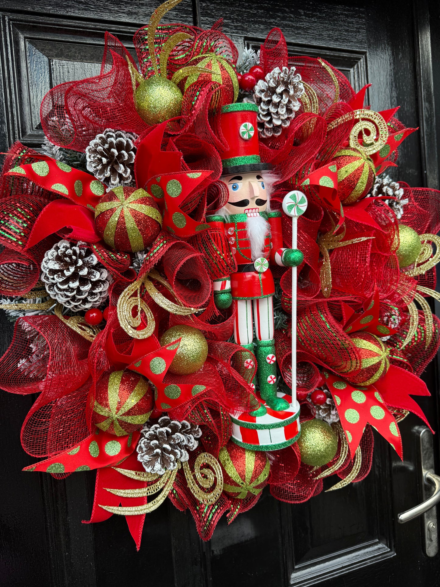 65cm SUPER DELUXE NUTCRACKER RED/GREEN/ GOLD BAUBLE FULL WREATH